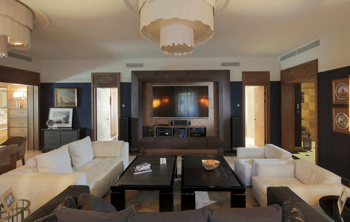 Houzz тур: Кожа, орех и травертин в старинном московском особняке