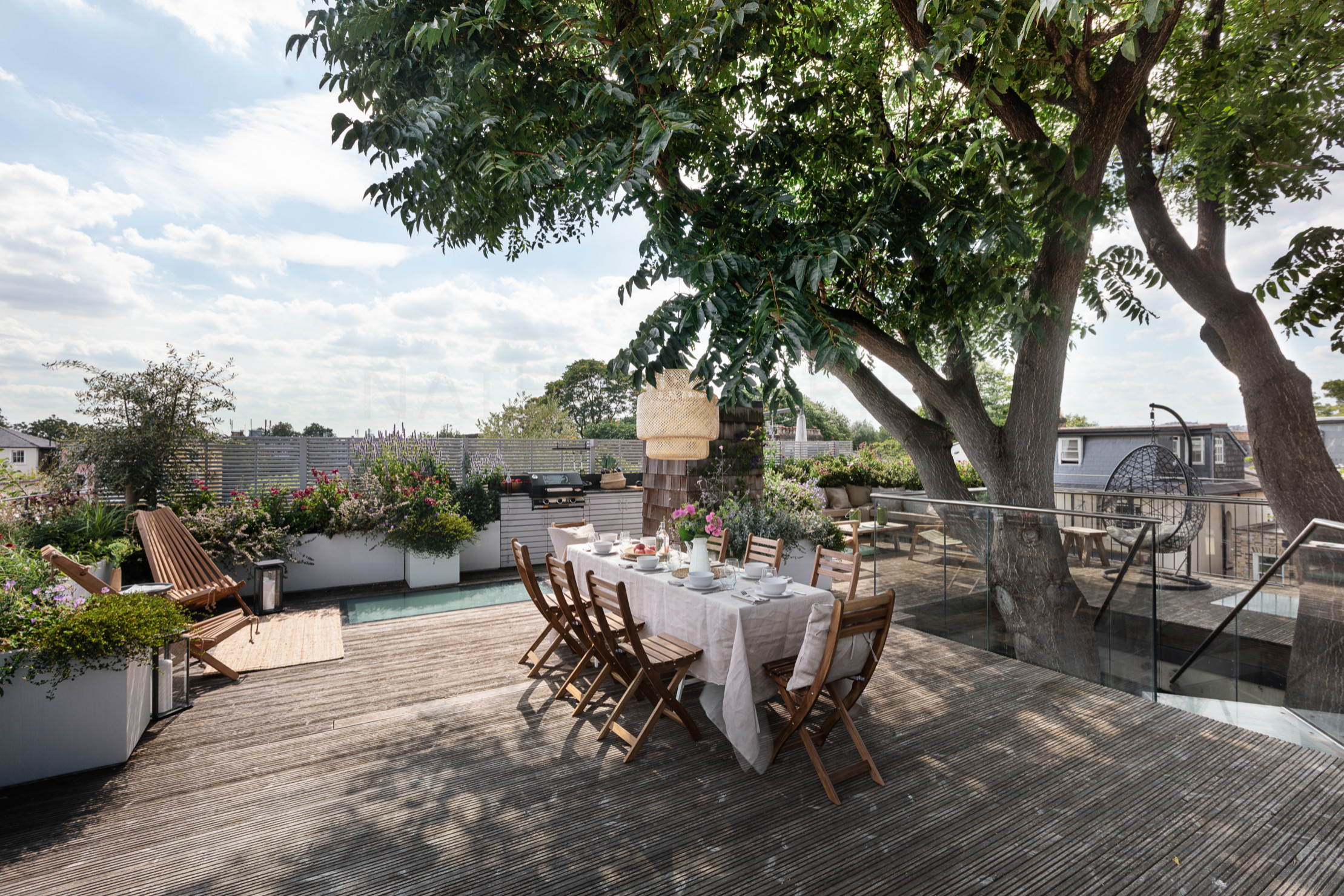 Houzz Британия: Терраса на крыше дома с деревом посередине