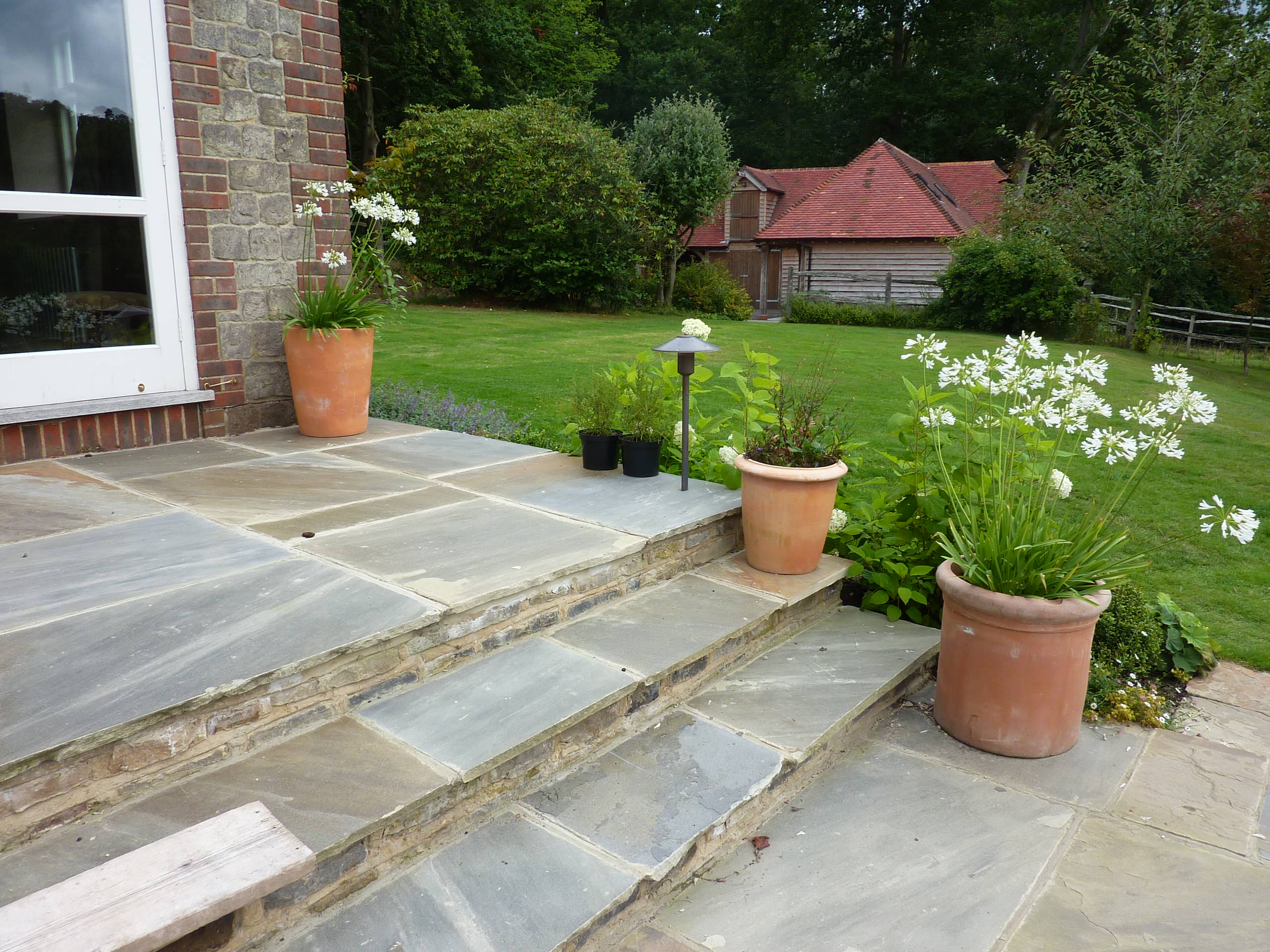 Не навреди: Свет в саду, который безопасен для «живности» вокруг