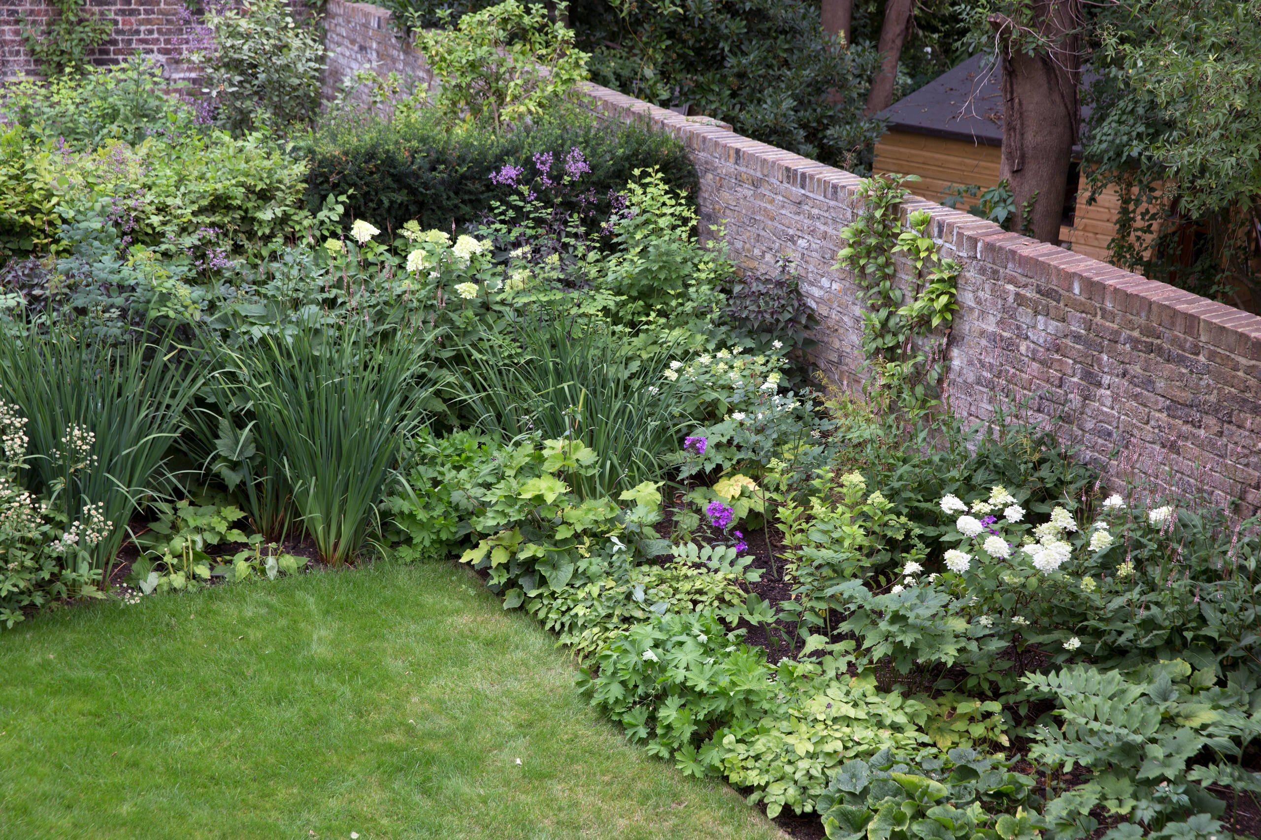 До и после: Пышный сад с эффектной каменной стеной