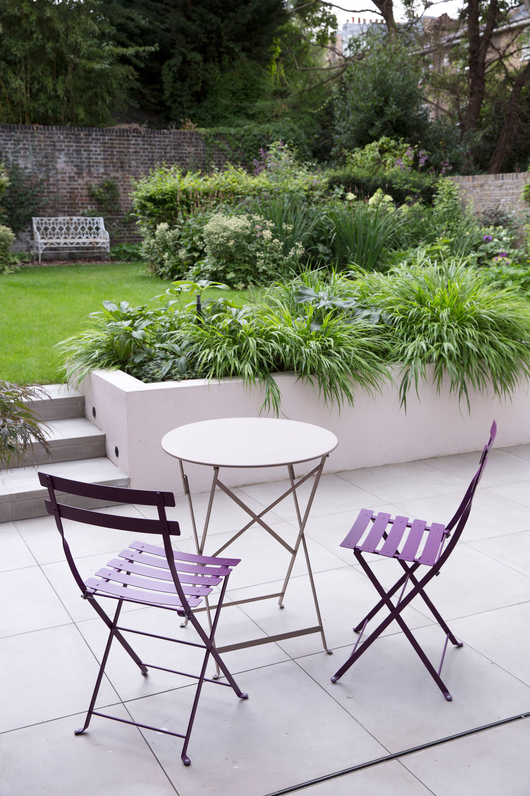 До и после: Пышный сад с эффектной каменной стеной