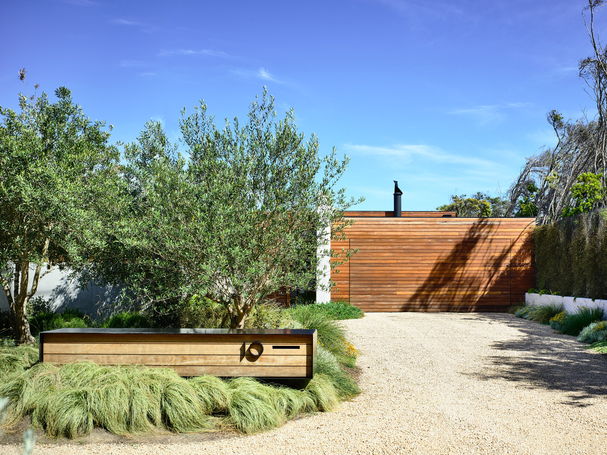 Фотоохота: 27 идей, как сделать гараж украшением фасада дома