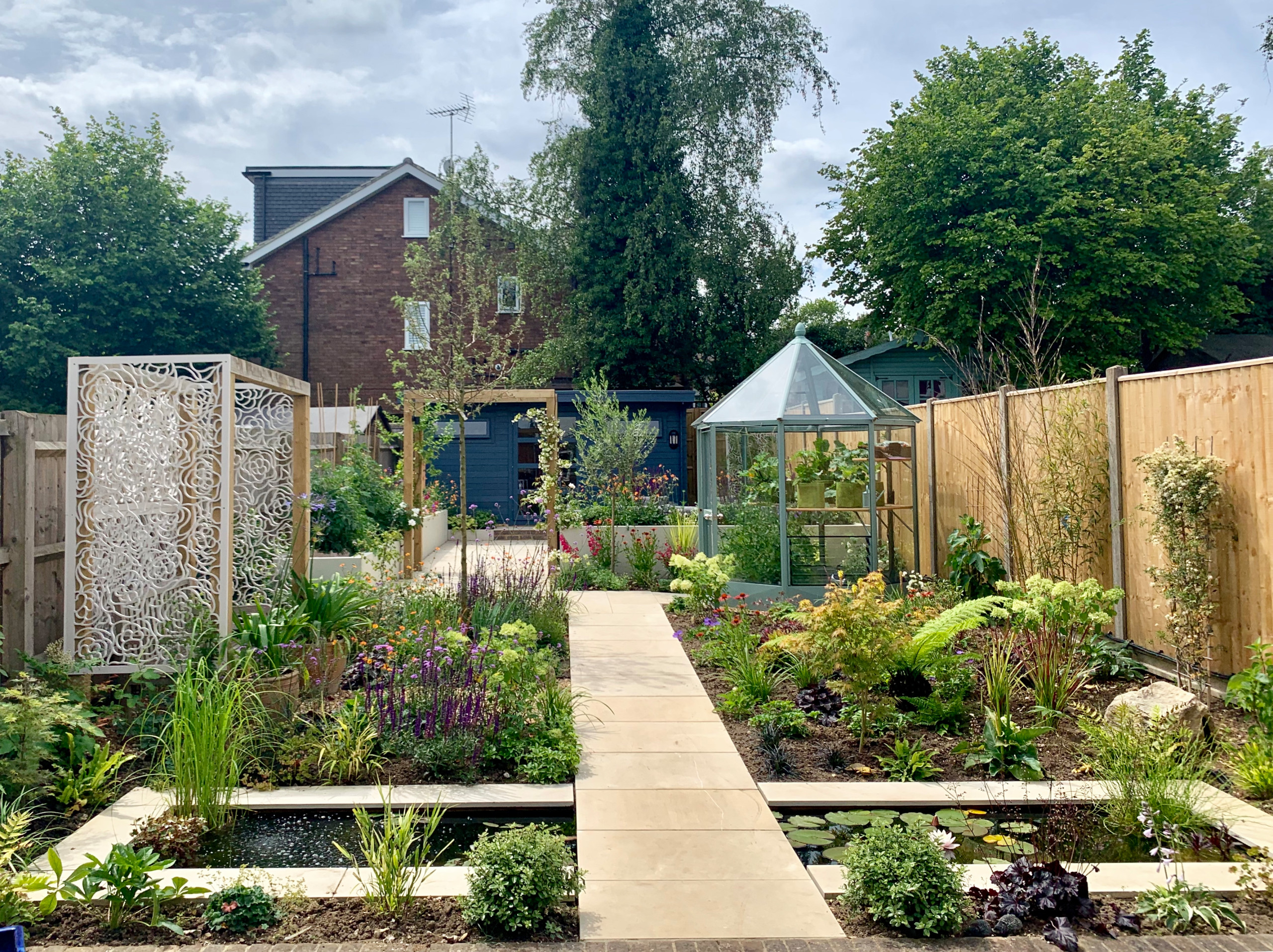 Houzz в саду: Реконструкция крошечного сада около дома