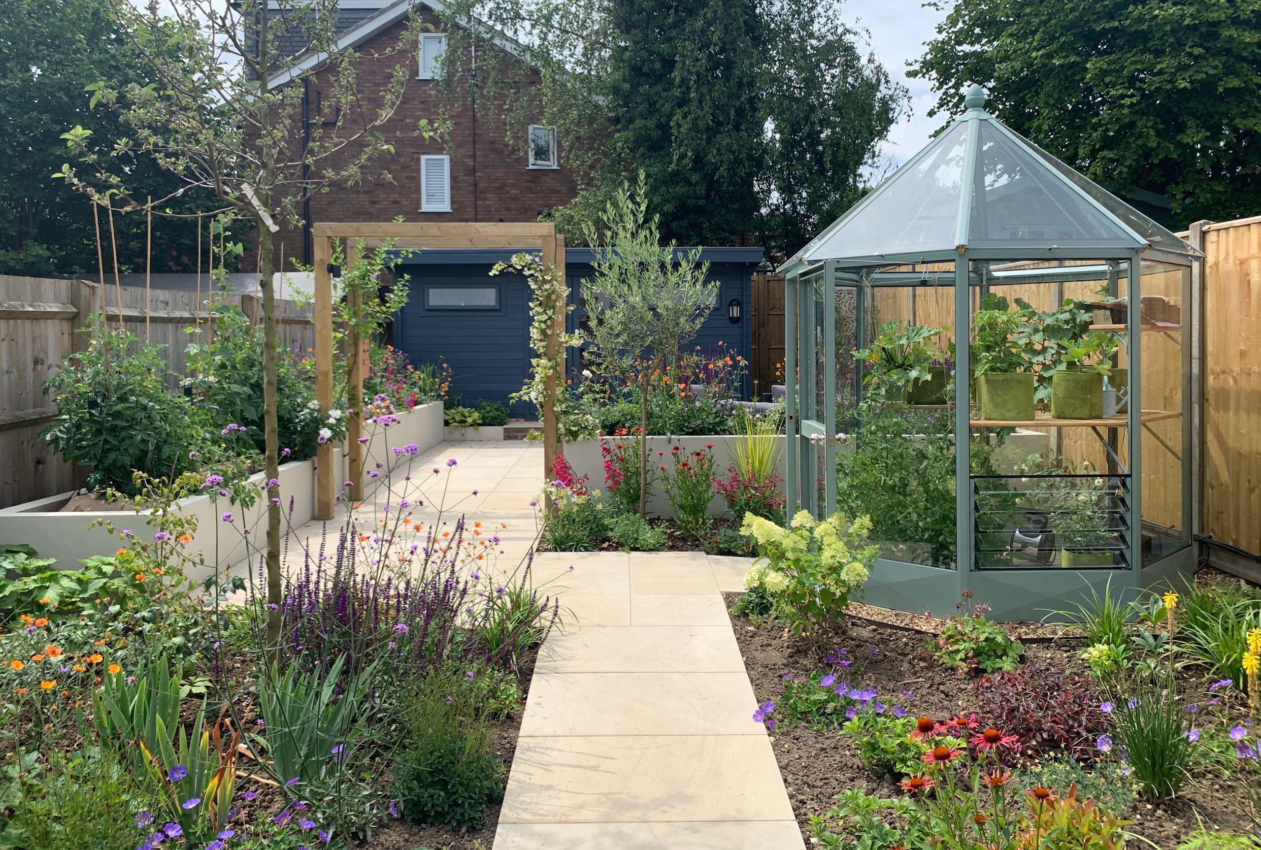 Houzz в саду: Реконструкция крошечного сада около дома