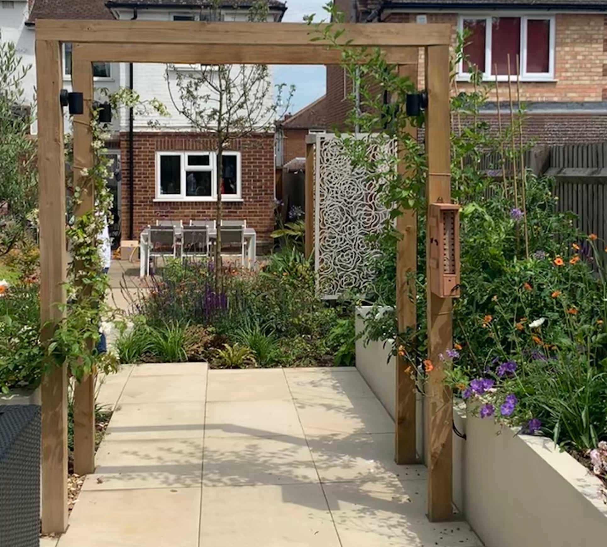 Houzz в саду: Реконструкция крошечного сада около дома