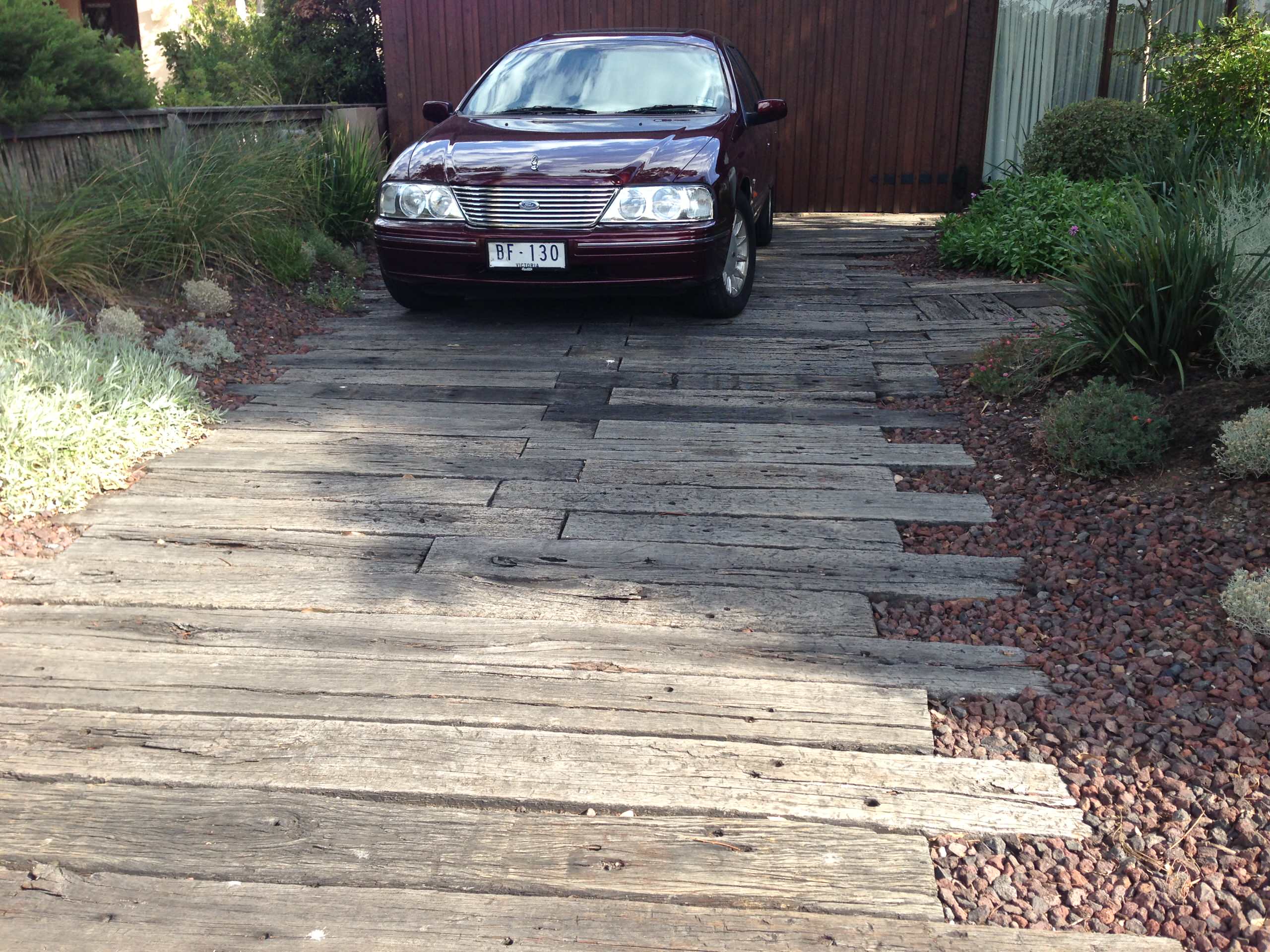 Хороший вопрос: Где парковать машину на даче?