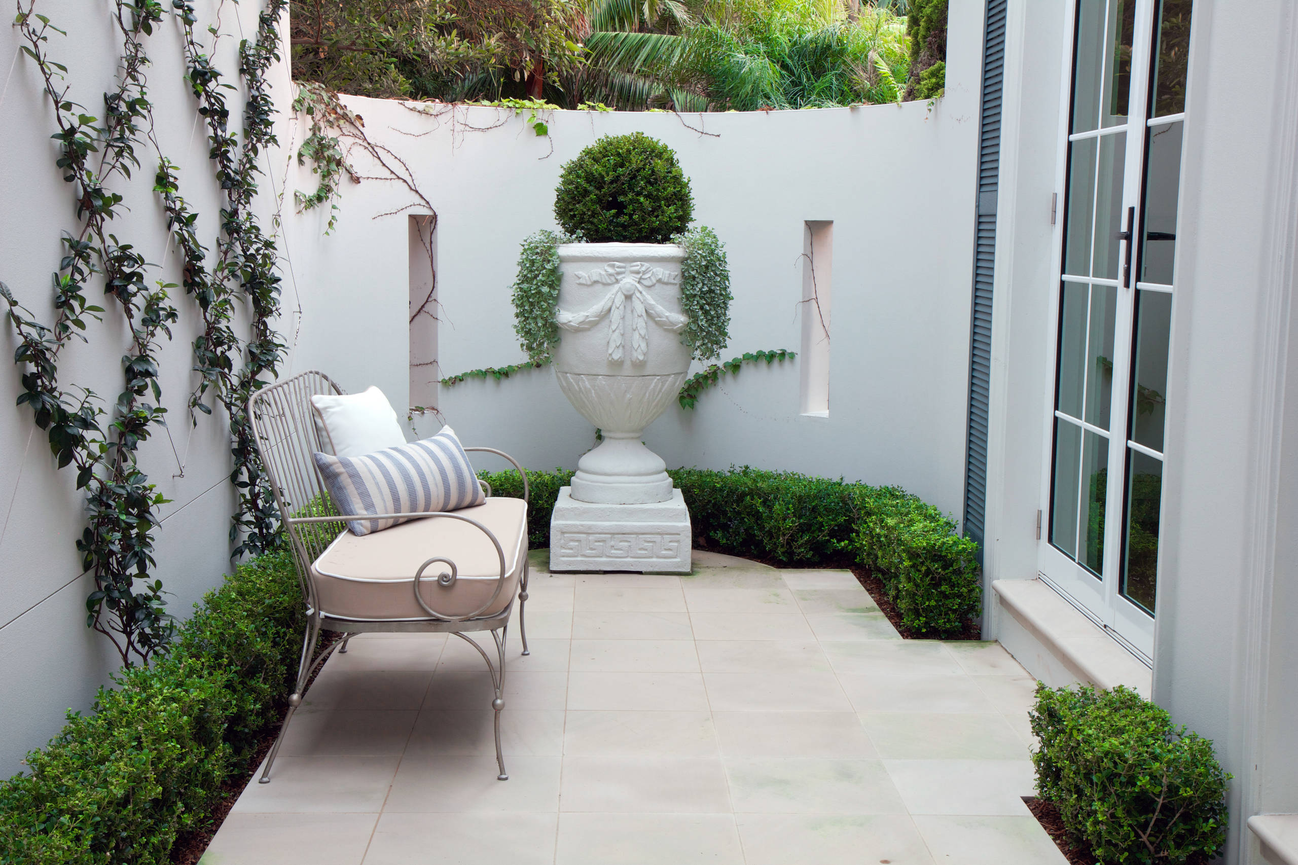 Просто фото: 16 идей, чем занять пару метров до забора