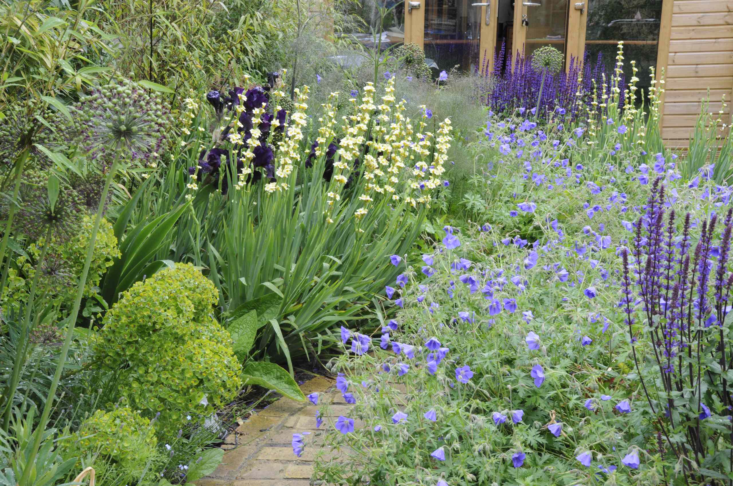 Как правильно: Создать клумбу непрерывного цветения