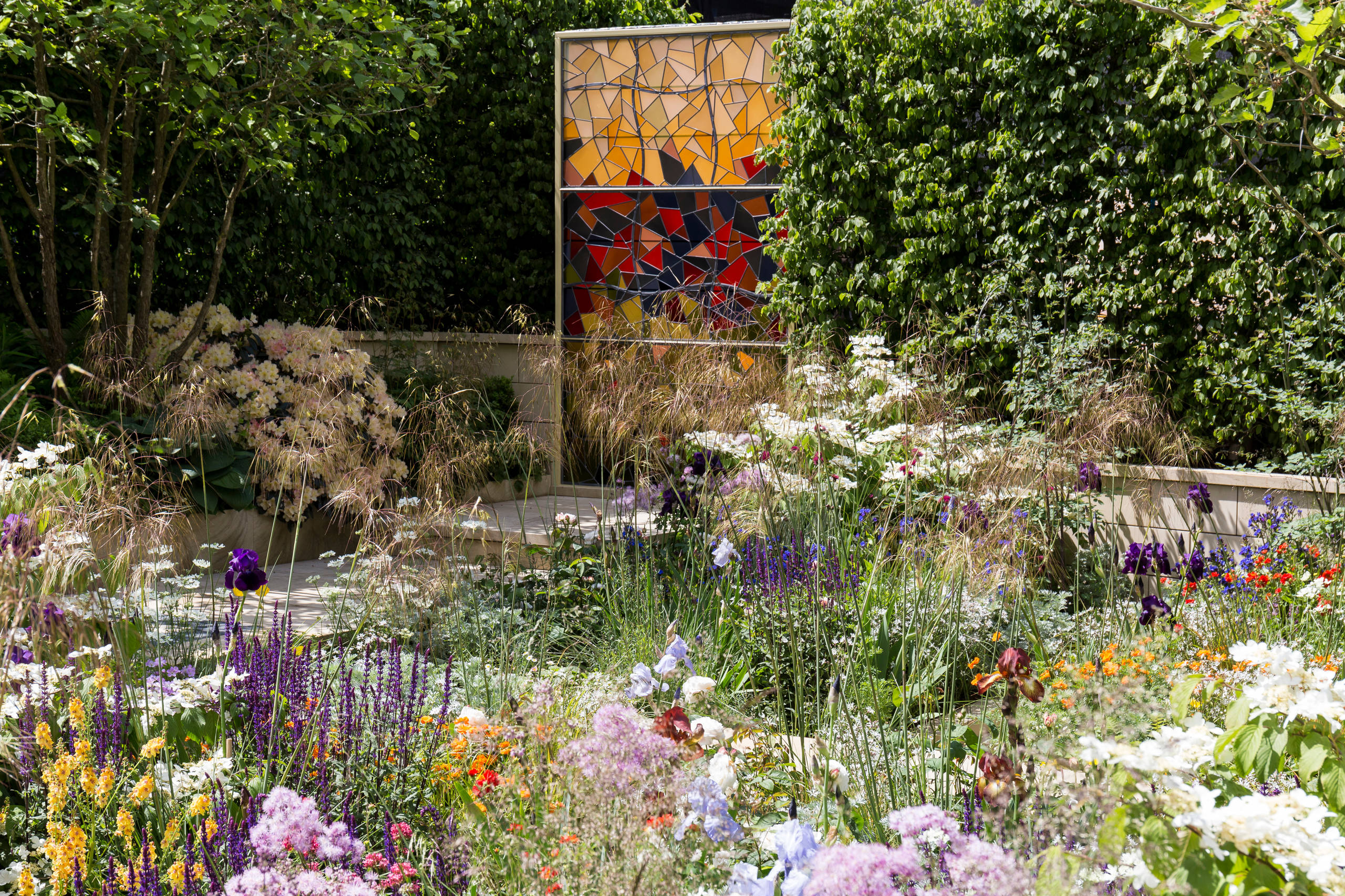 Зачем вам: Цветное стекло в саду