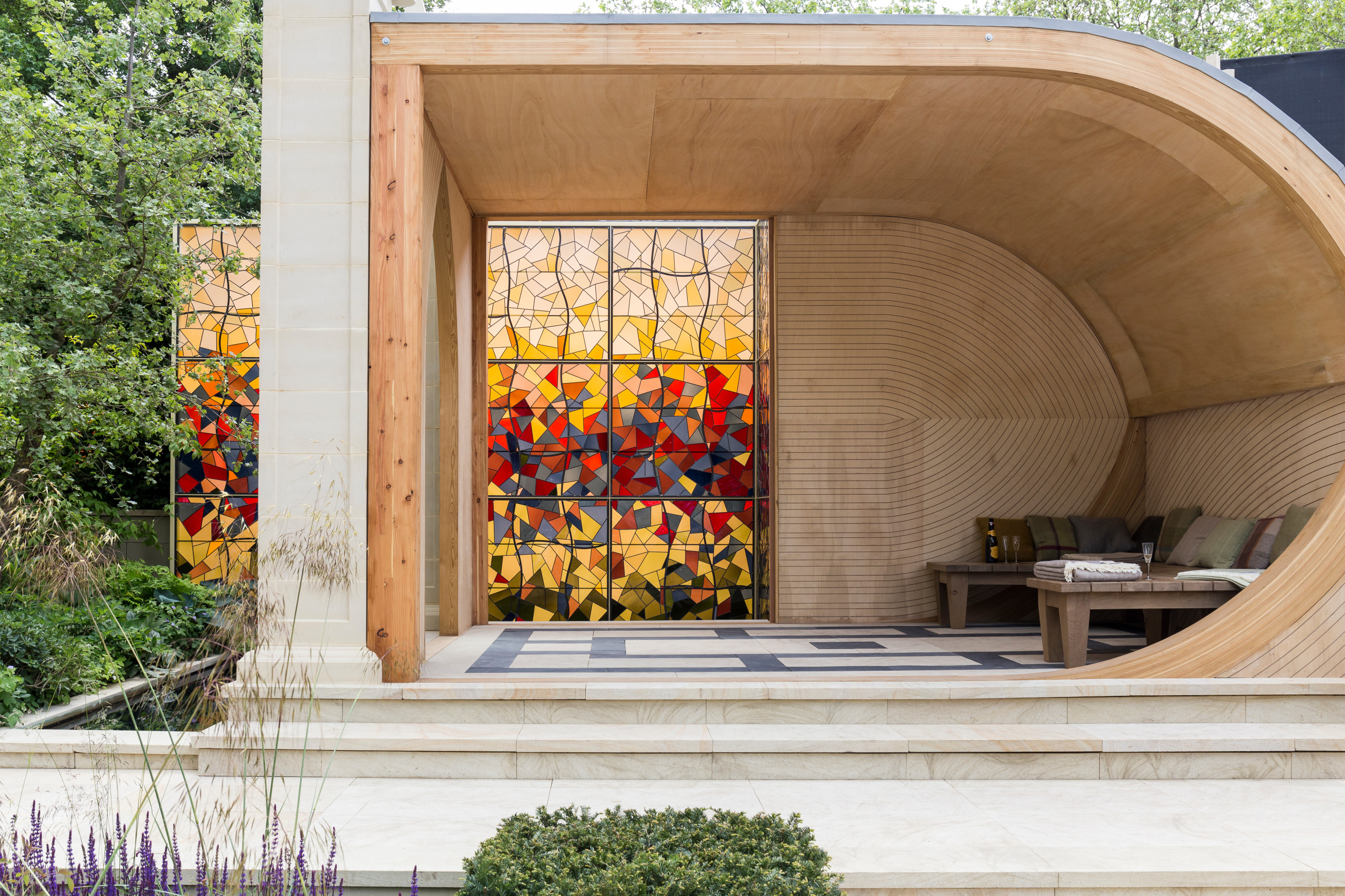 Зачем вам: Цветное стекло в саду