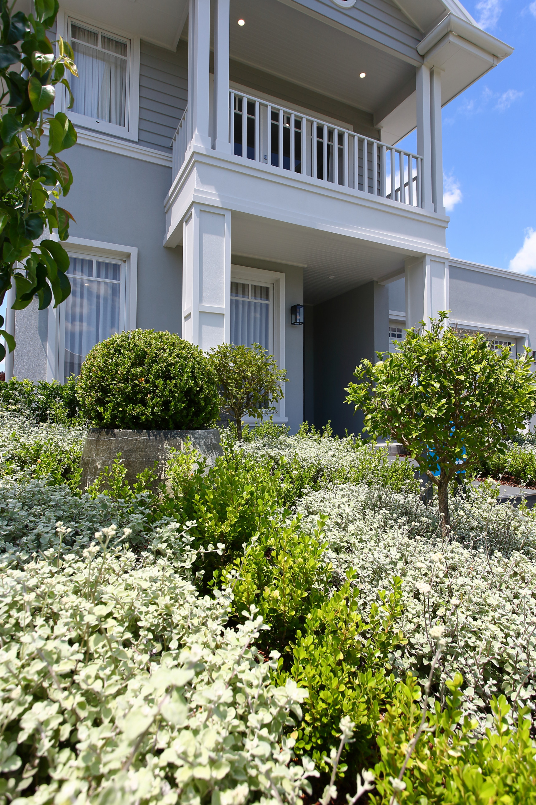 Прогулка на диване: 26 клумб и садиков у входа в дом