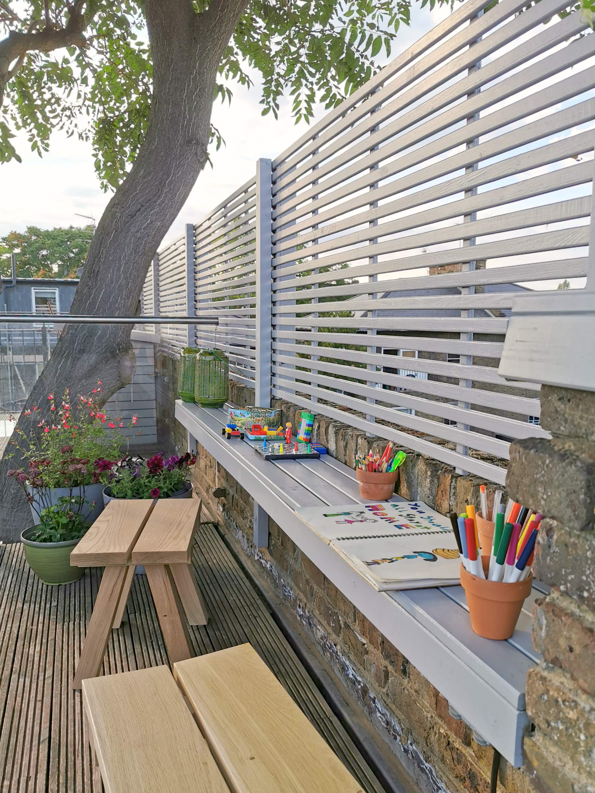 Houzz Британия: Терраса на крыше дома с деревом посередине