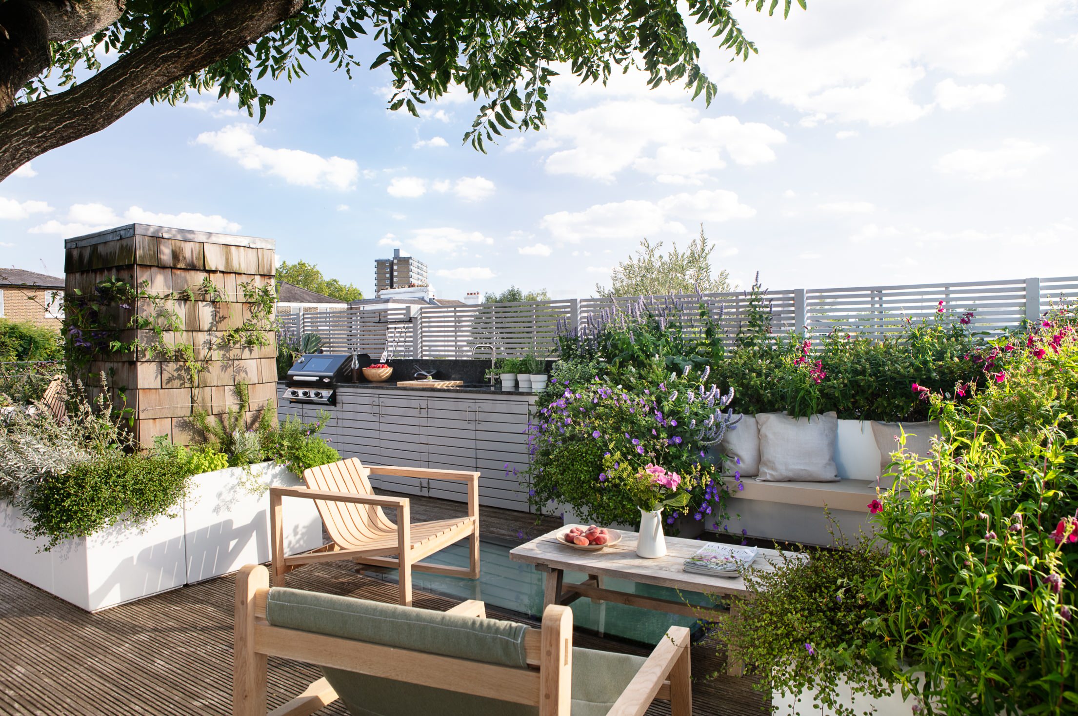Houzz Британия: Терраса на крыше дома с деревом посередине