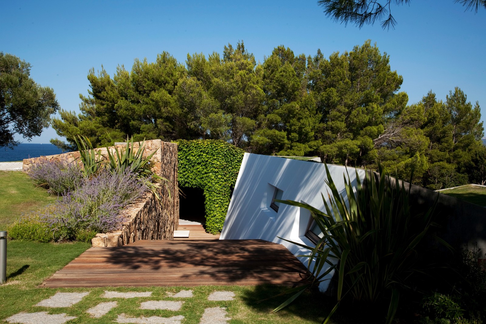 Houzz Италия: Вилла-невидимка на острове Сардиния, скрытая в зелени