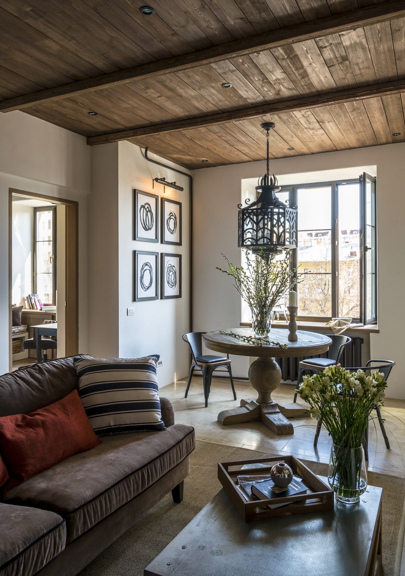 Houzz тур: Квартира с деревенской атмосферой и оленьими рогами