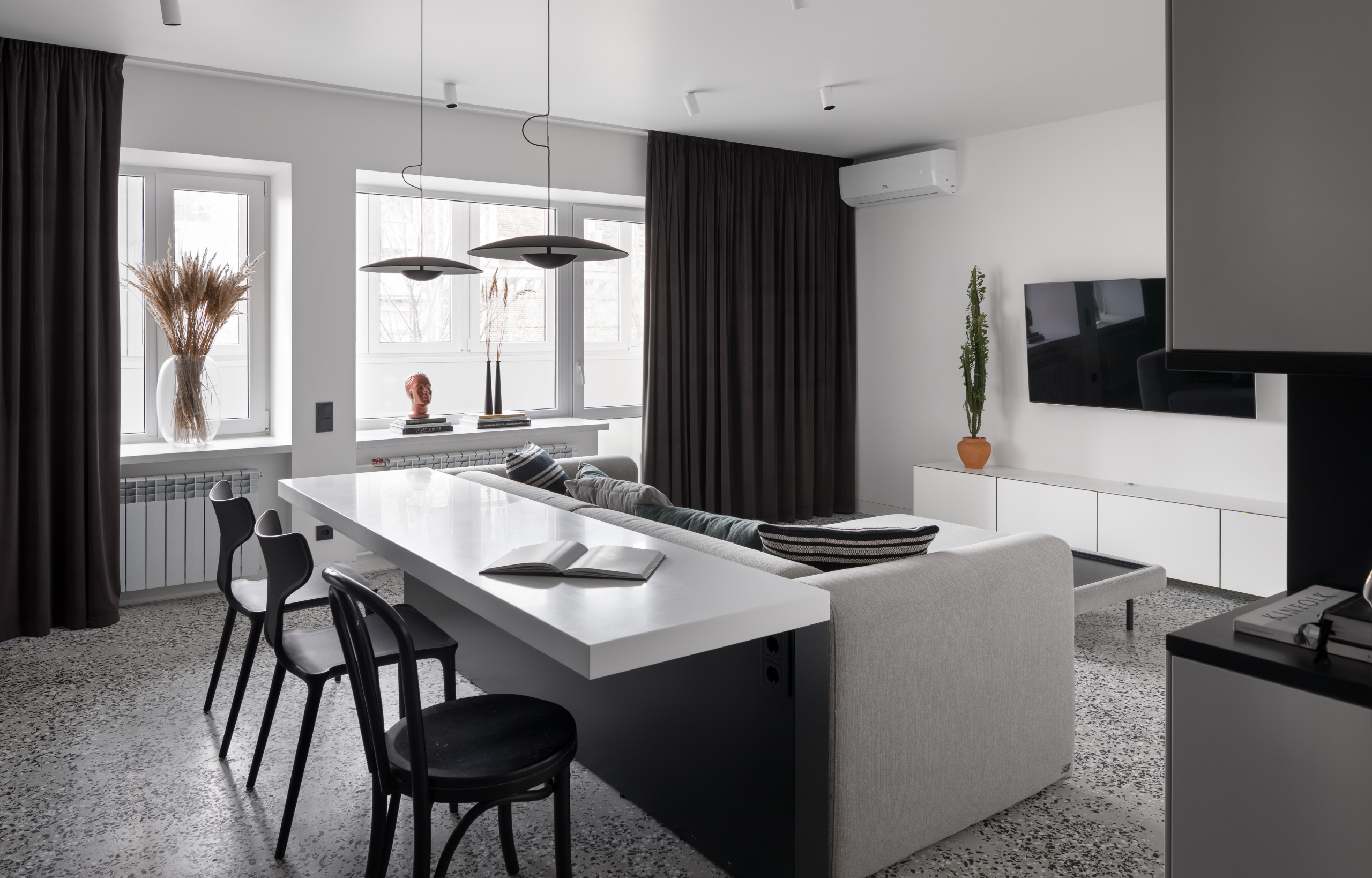 Houzz Украина: Функциональная квартира для девушки с двумя котами