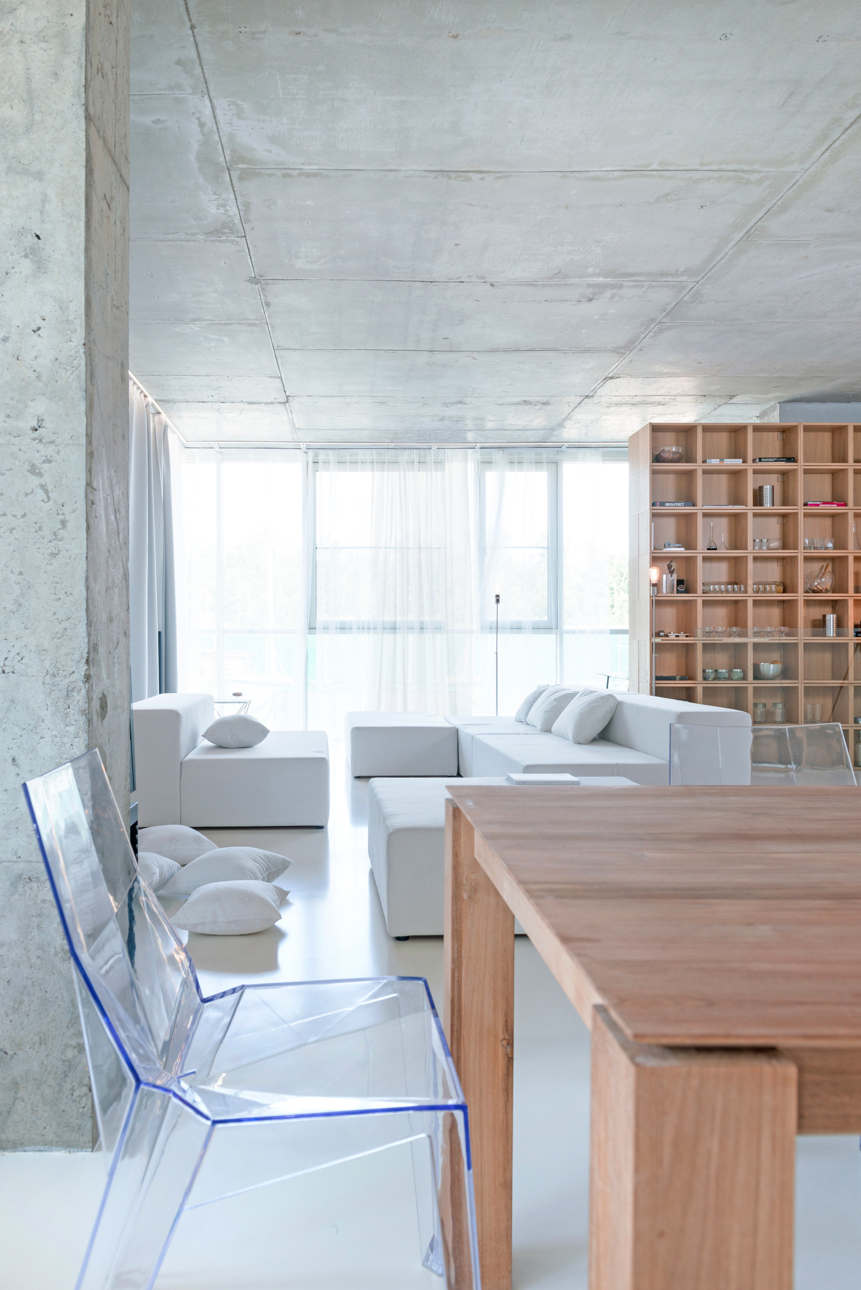 В гостях: Квартира архитекторов в бетоне и с «умным» светом