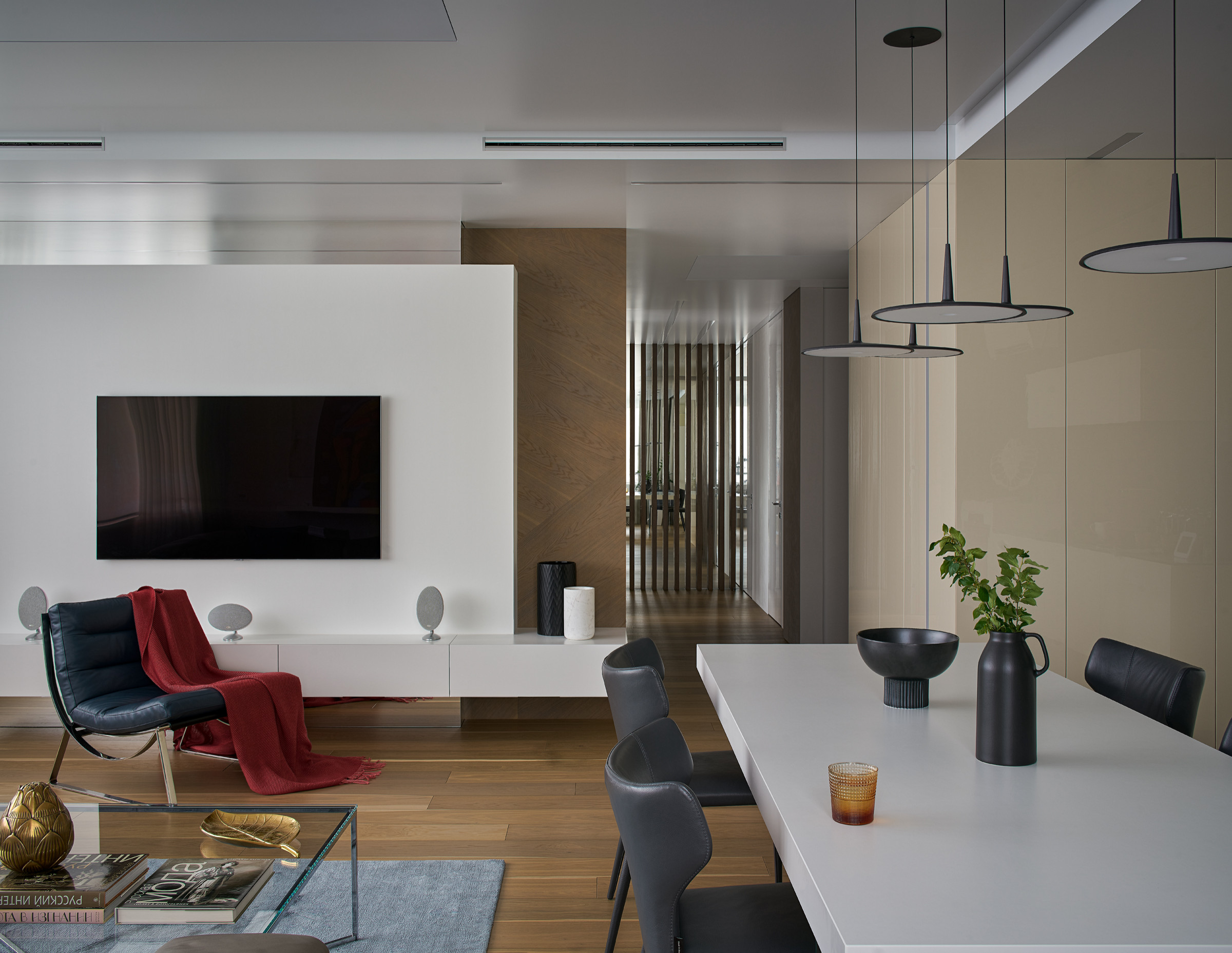 Houzz тур: Квартира в Екатеринбурге с «парящей» мебелью
