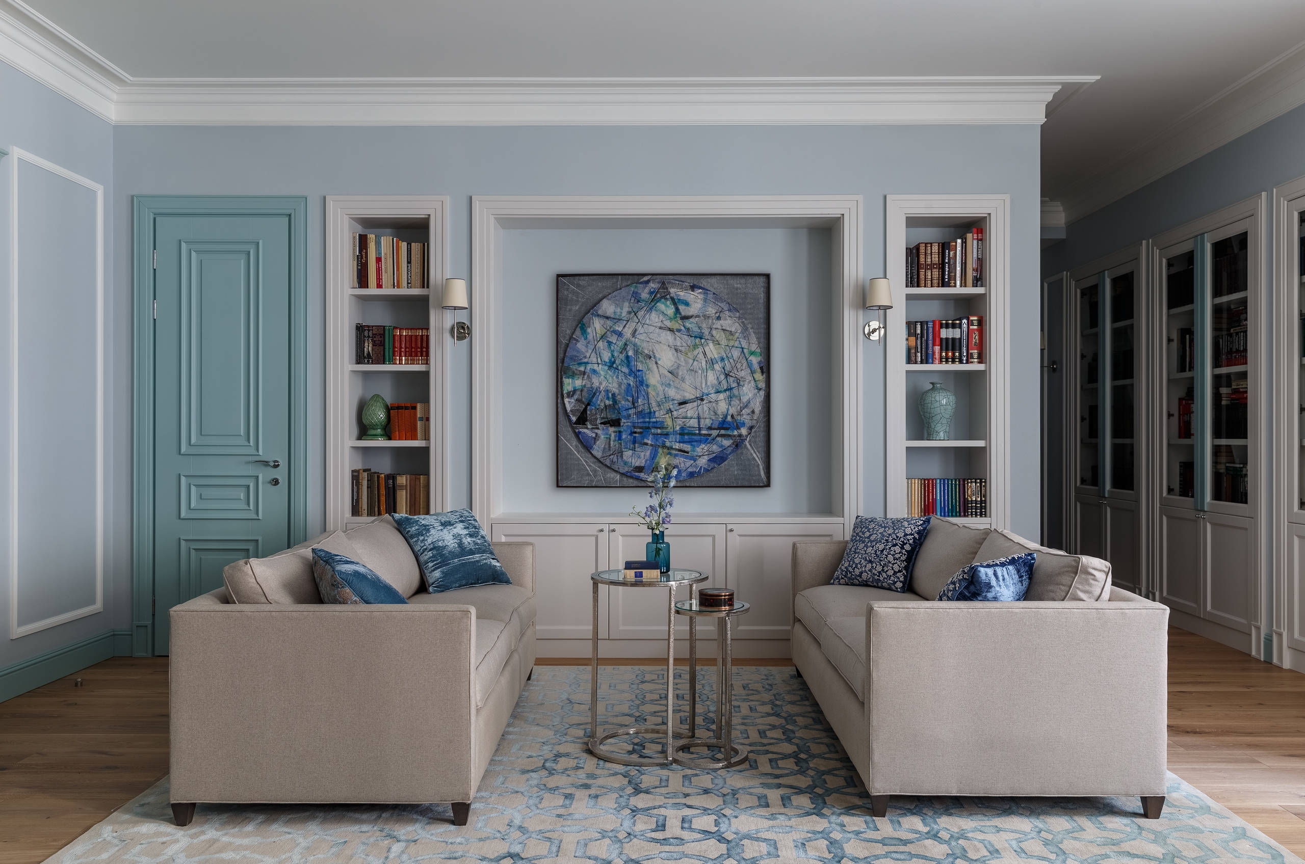 Houzz тур: Квартира с небесно-голубой гостиной