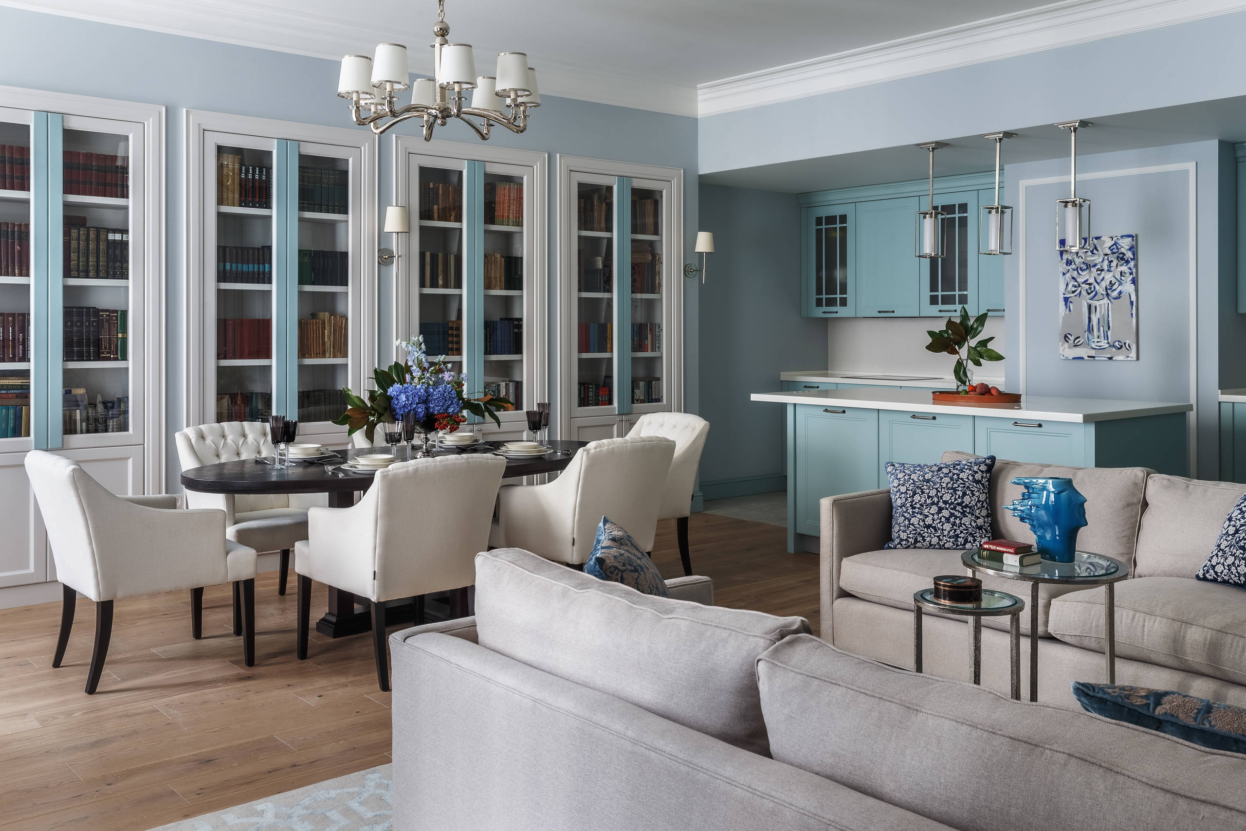 Houzz тур: Квартира с небесно-голубой гостиной