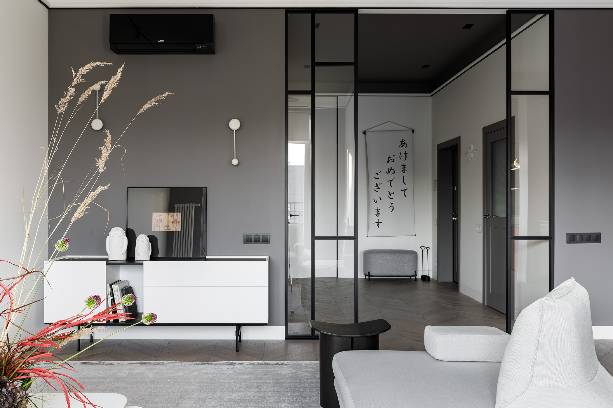 Houzz тур: Графичный интерьер, в котором нет места лишним деталям