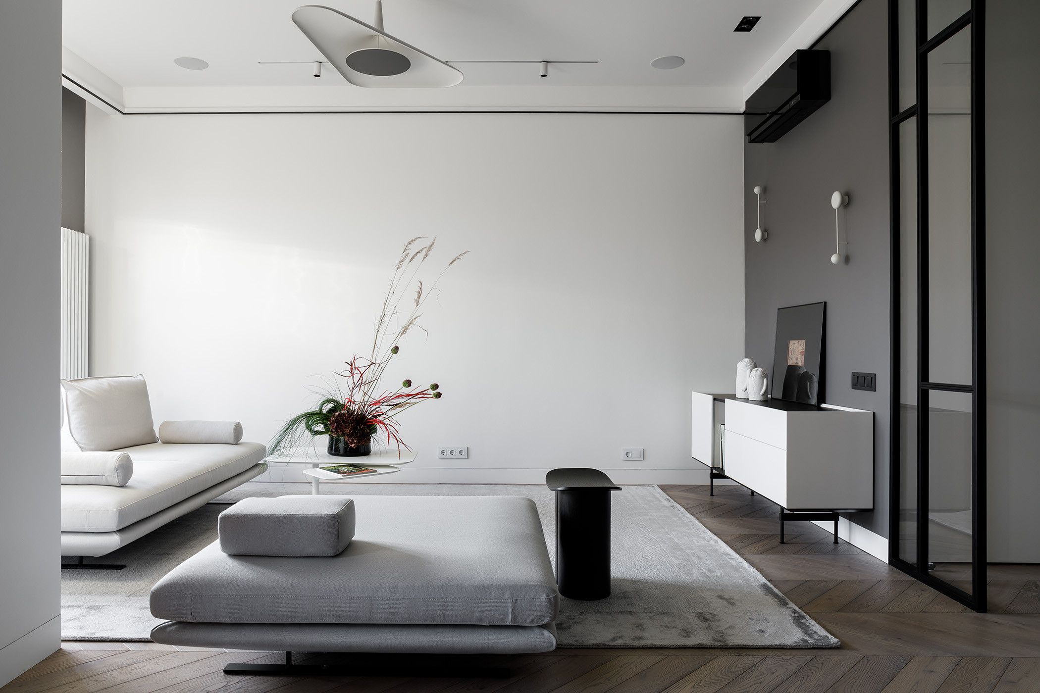 Houzz тур: Графичный интерьер, в котором нет места лишним деталям