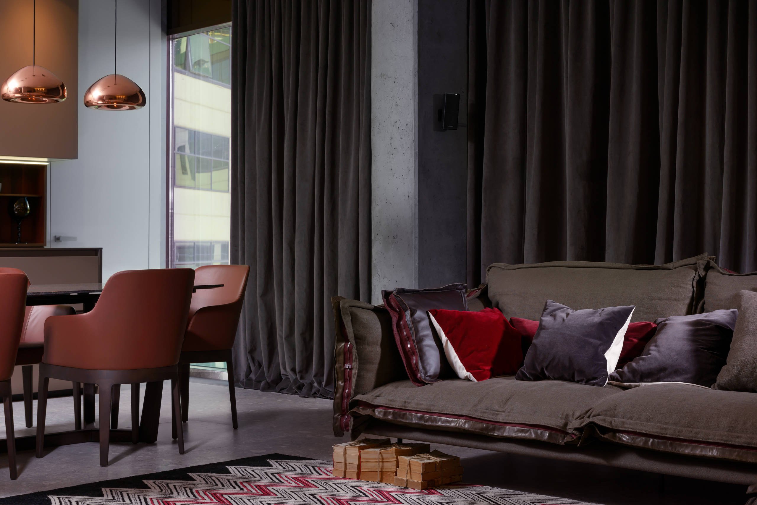 Houzz Украина: Мужская квартира с радиусной стеной