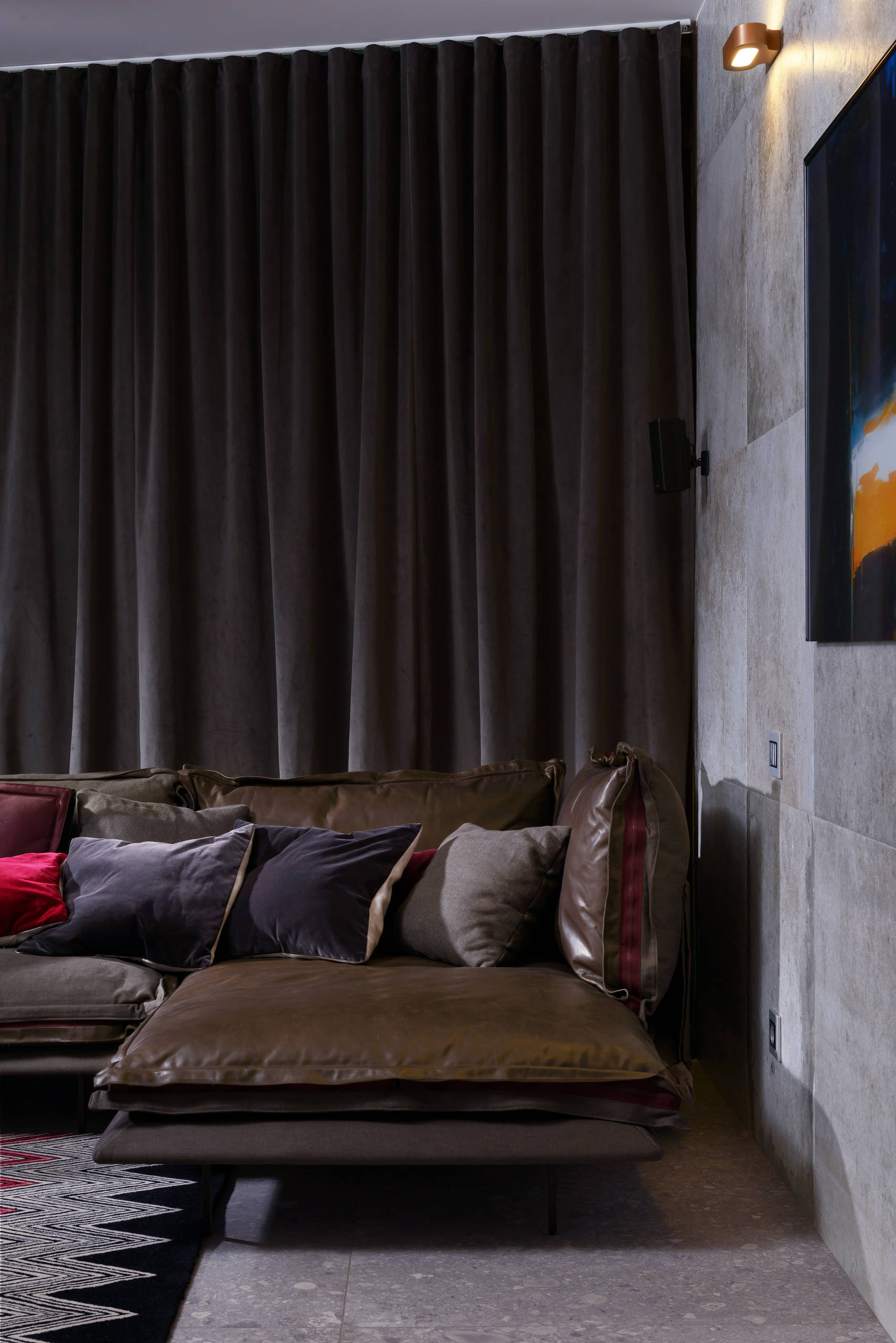 Houzz Украина: Мужская квартира с радиусной стеной