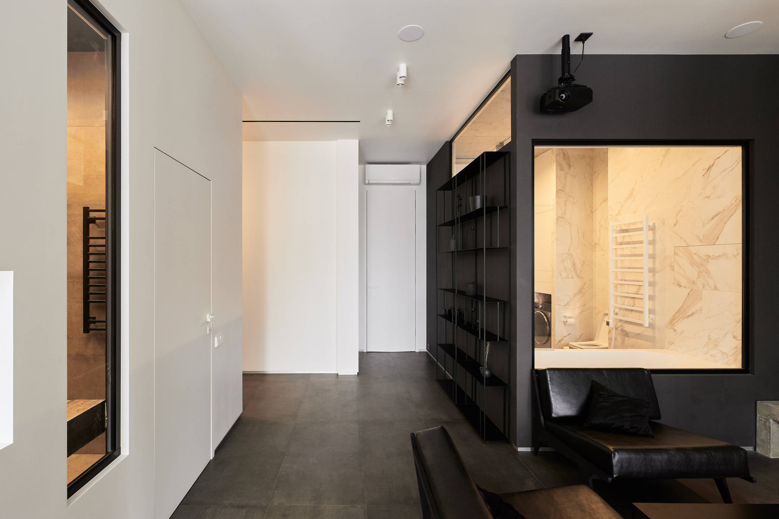 Houzz тур: Квартира с чёрной спальней и прозрачным санузлом