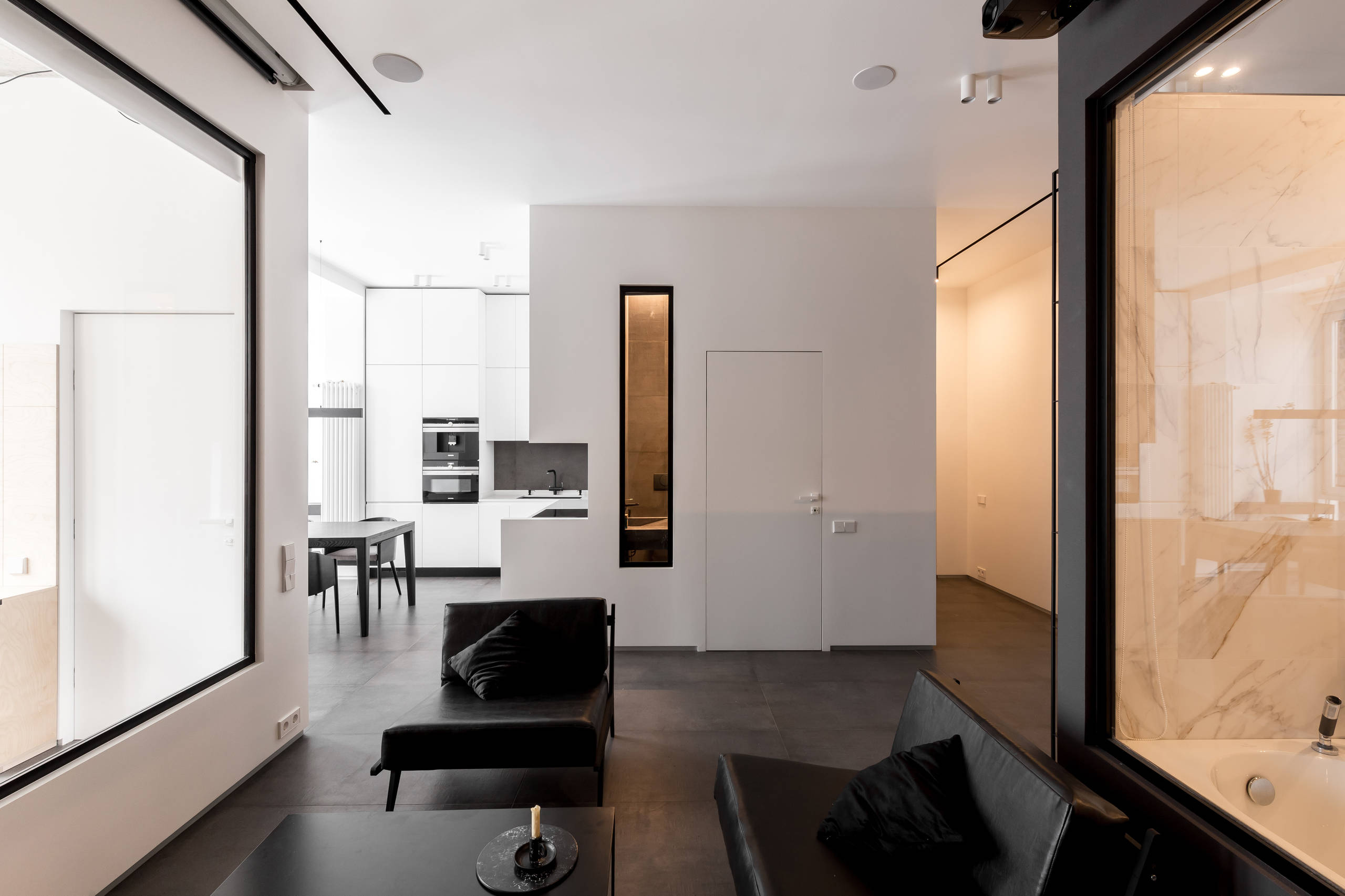 Houzz тур: Квартира с чёрной спальней и прозрачным санузлом