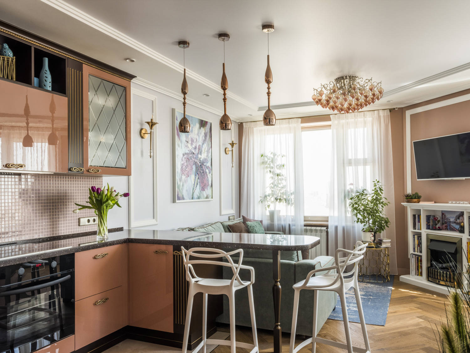 В гостях: Интерьер с шоколадной кухней и необычной планировкой