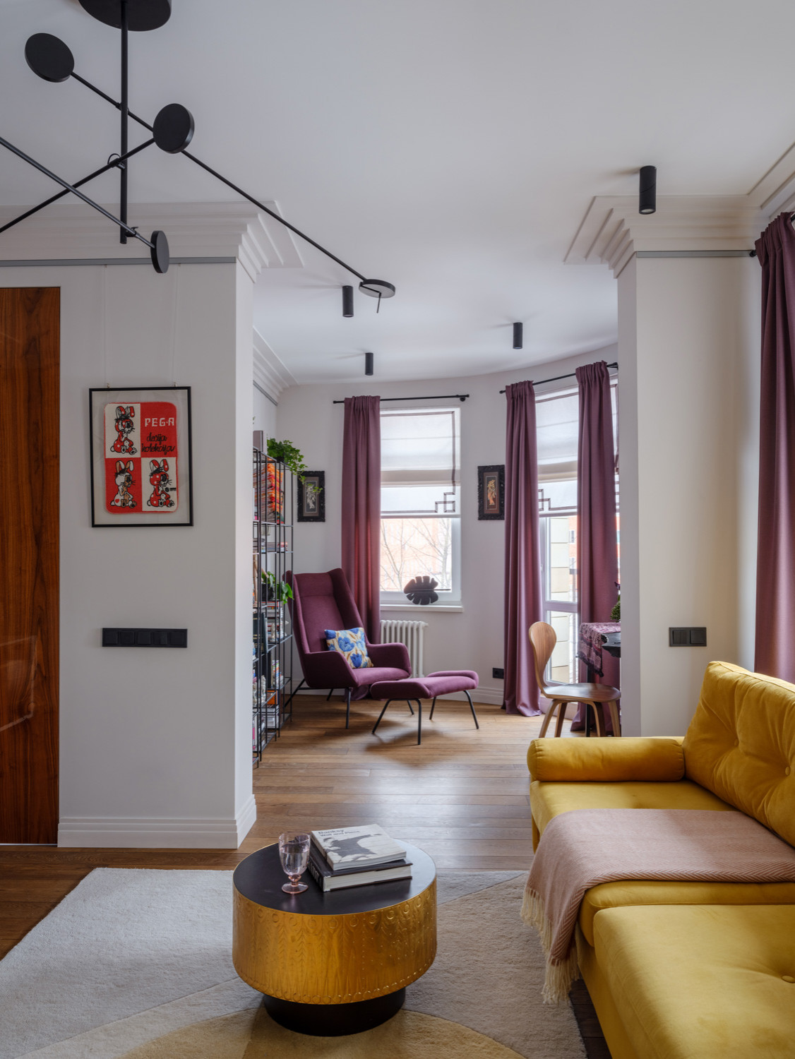 Houzz тур: Квартира с радиусной стеной и невысокими потолками