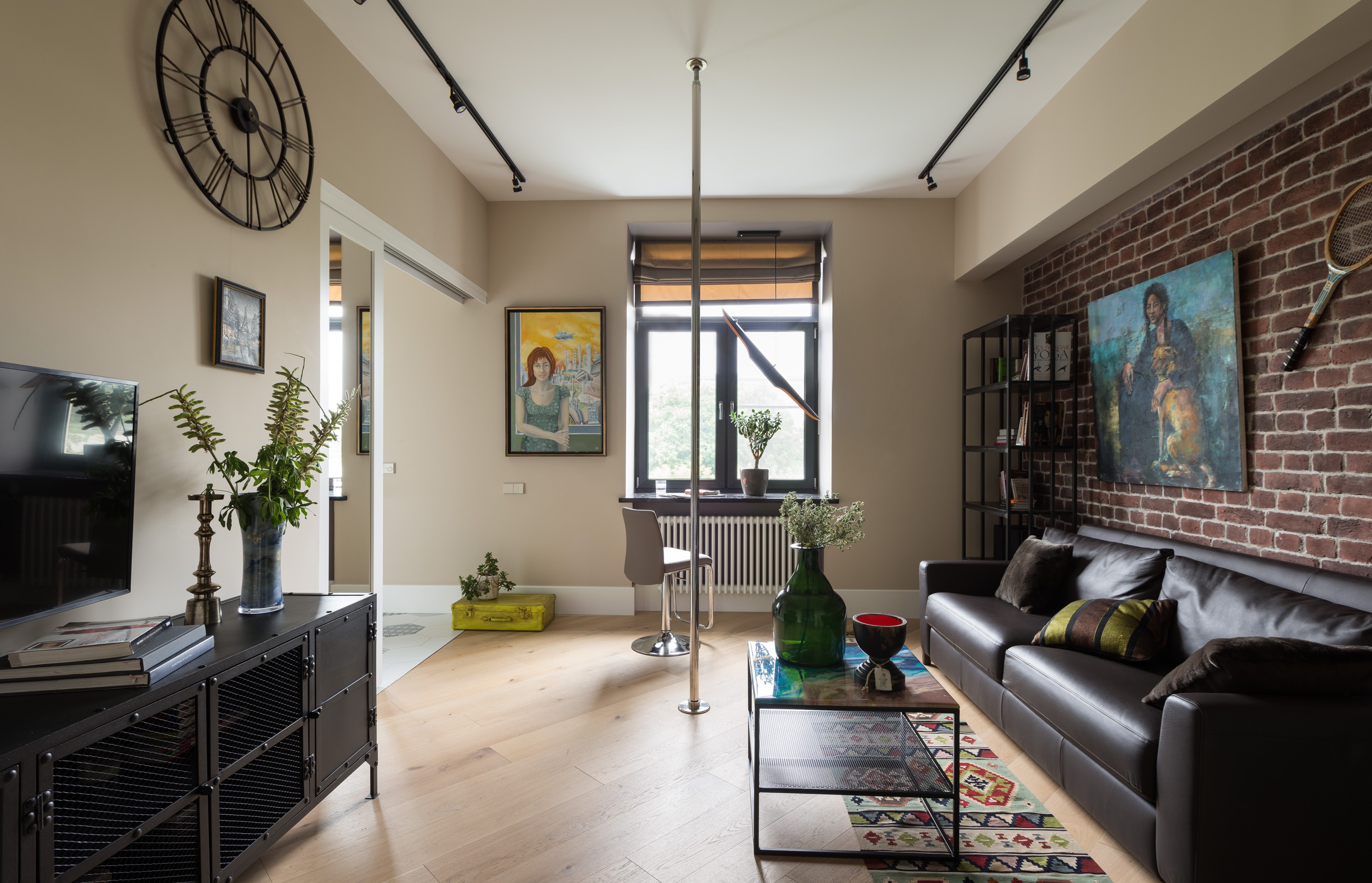 До и после: 54 кв.м — с шестом в гостиной и двумя гардеробными