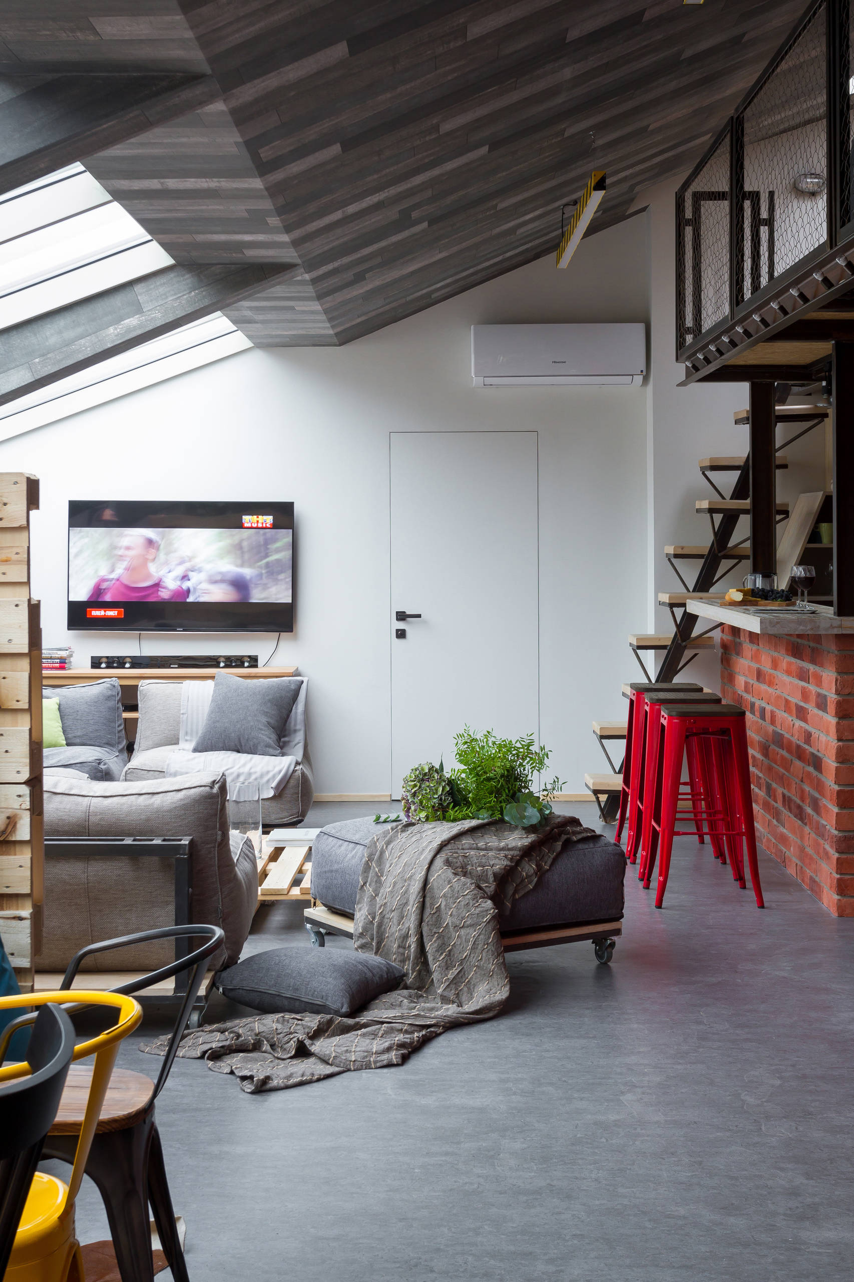 Houzz тур: Лофт на мансардном этаже с видом на крыши Питера