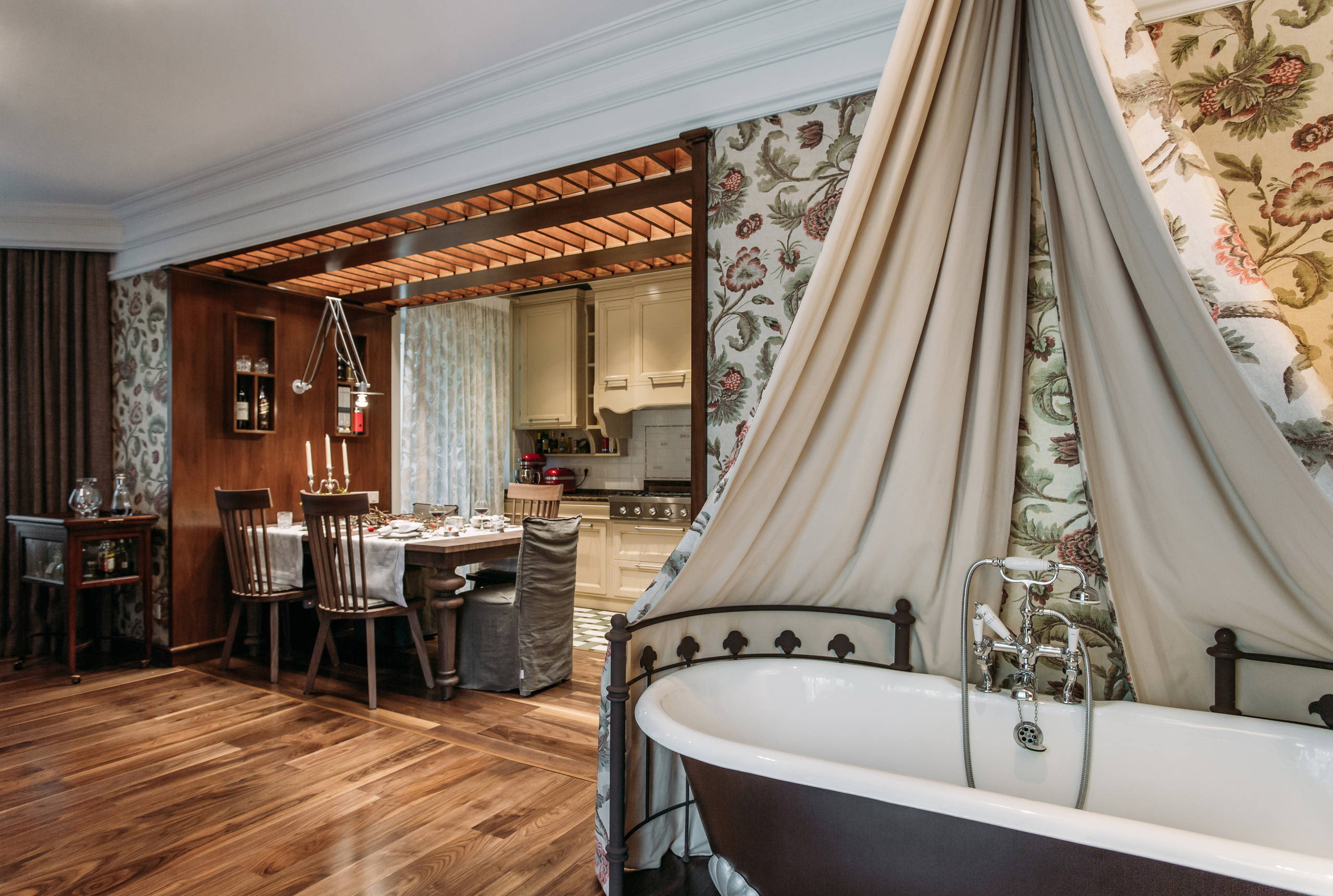 Вопрос: Ванна посреди комнаты — как в ней мыться