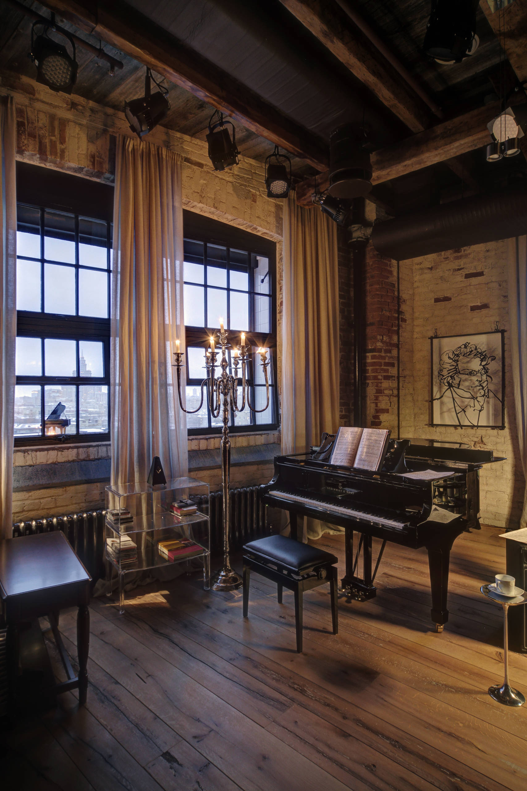 Houzz тур: Рояль, камин и боксерская груша в московском лофте