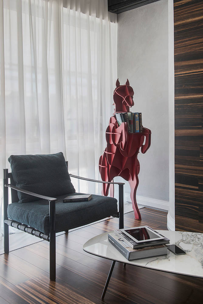 Houzz тур: Зеркальный коридор и красный конь