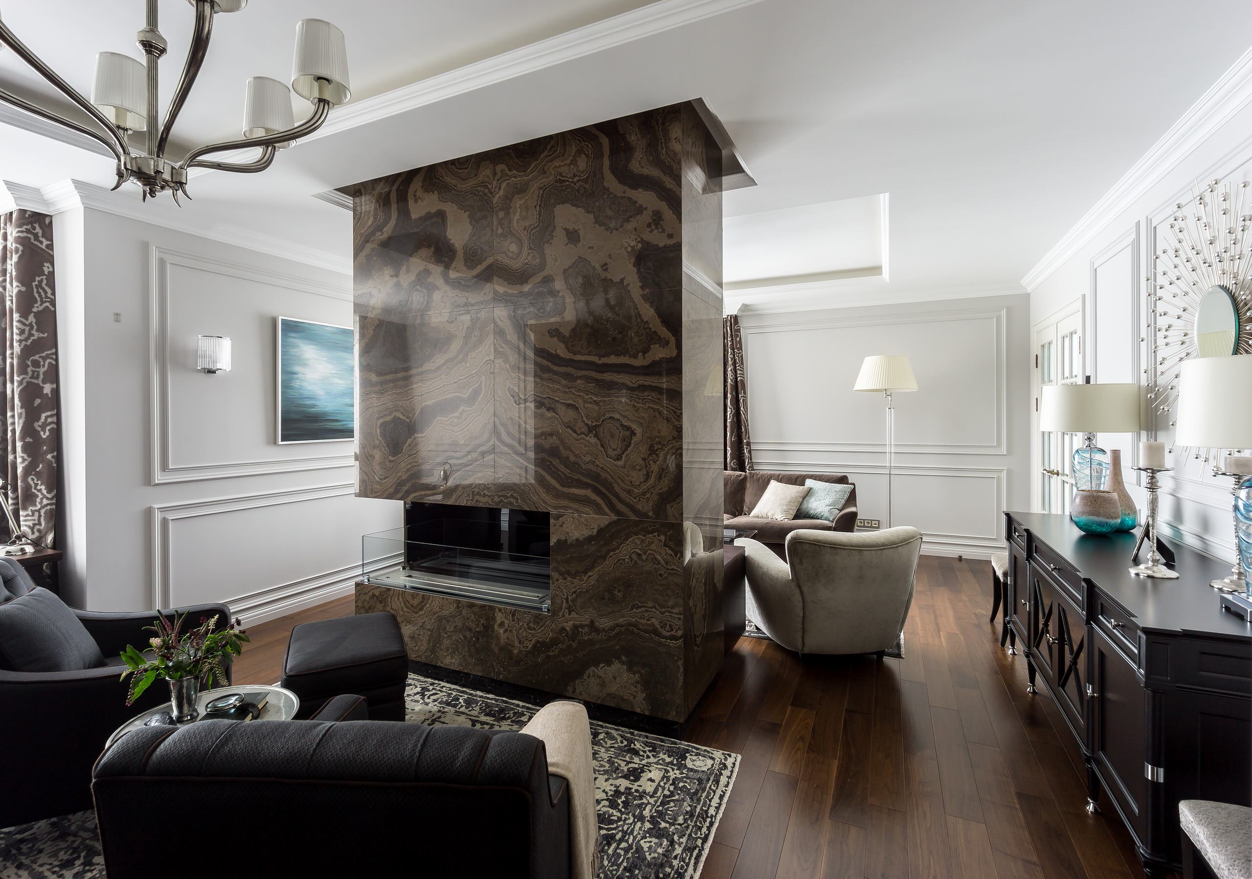 Houzz тур: Интерьер с графичной гостиной и просторным холлом