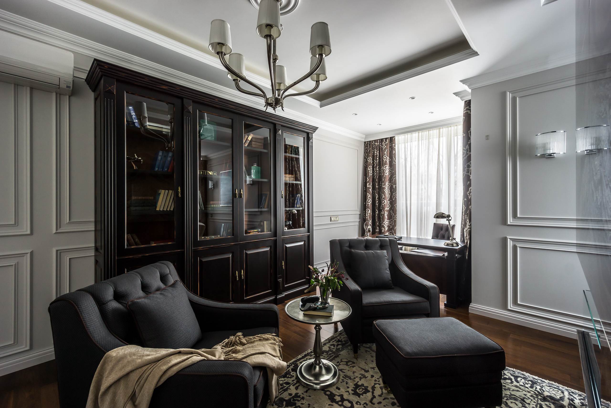 Houzz тур: Интерьер с графичной гостиной и просторным холлом