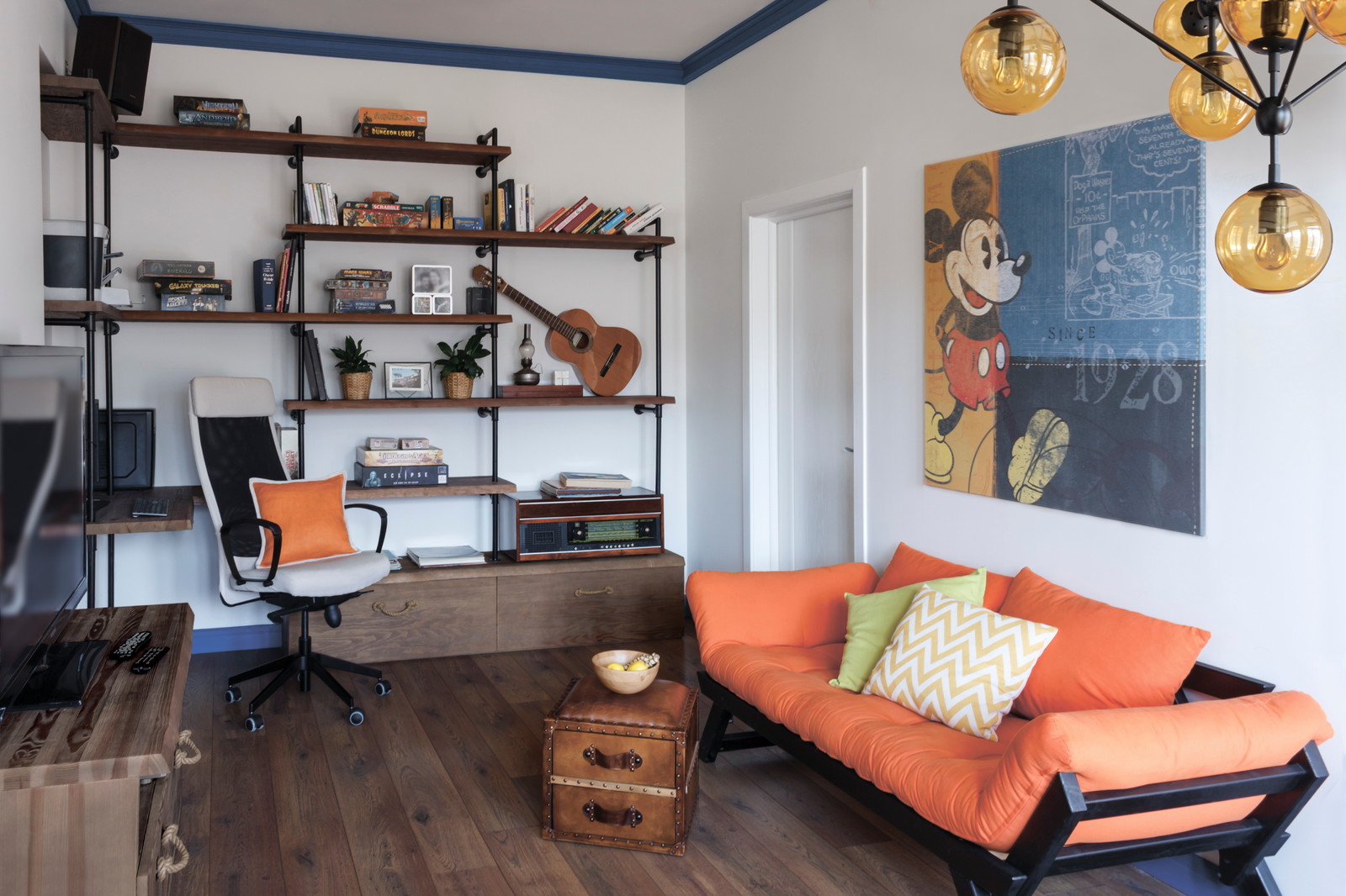 Houzz тур: Микки Маус и синие карнизы в «двушке» для пары