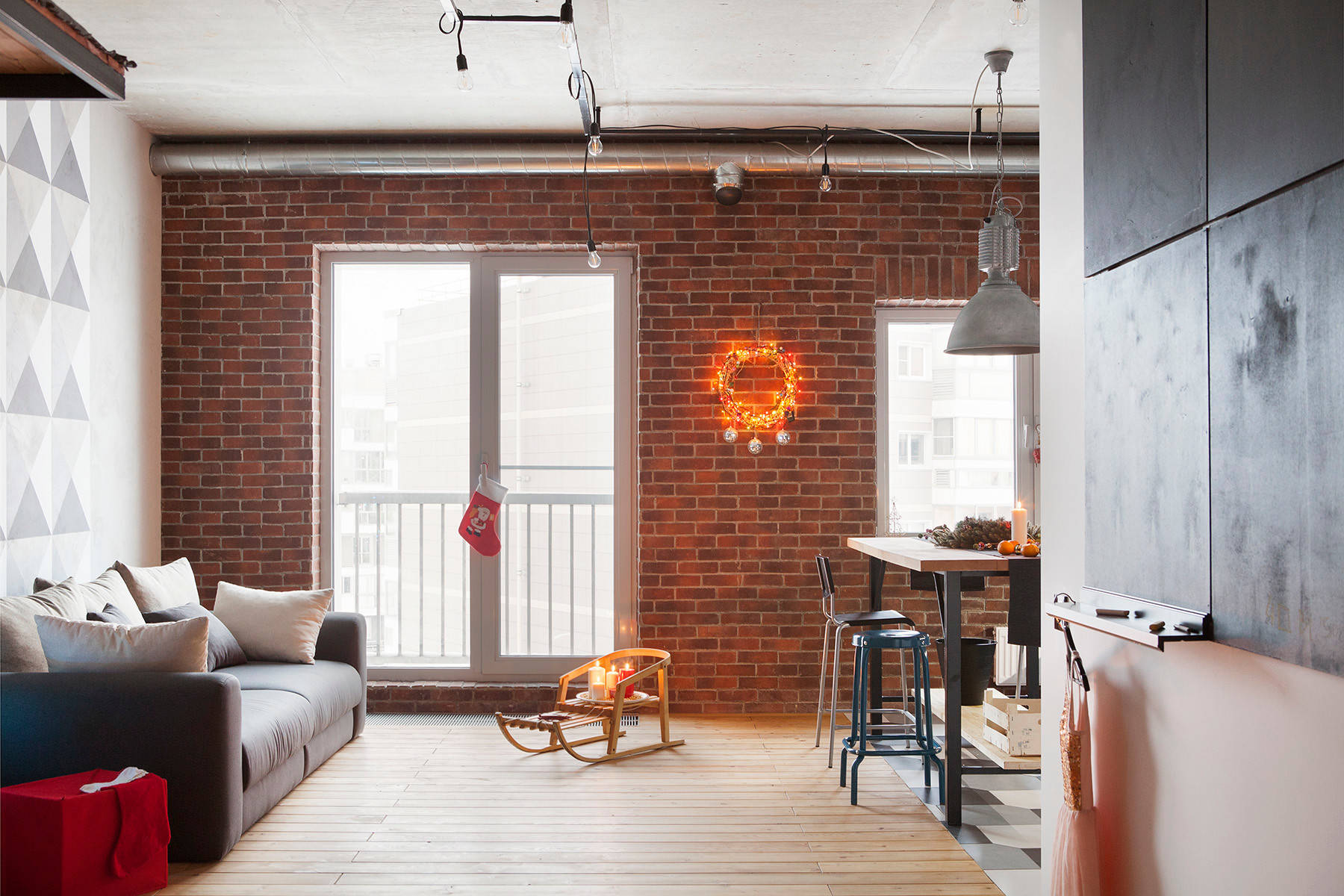 В гостях: Новый год в Ромашково с деревянной елкой и Малевичем