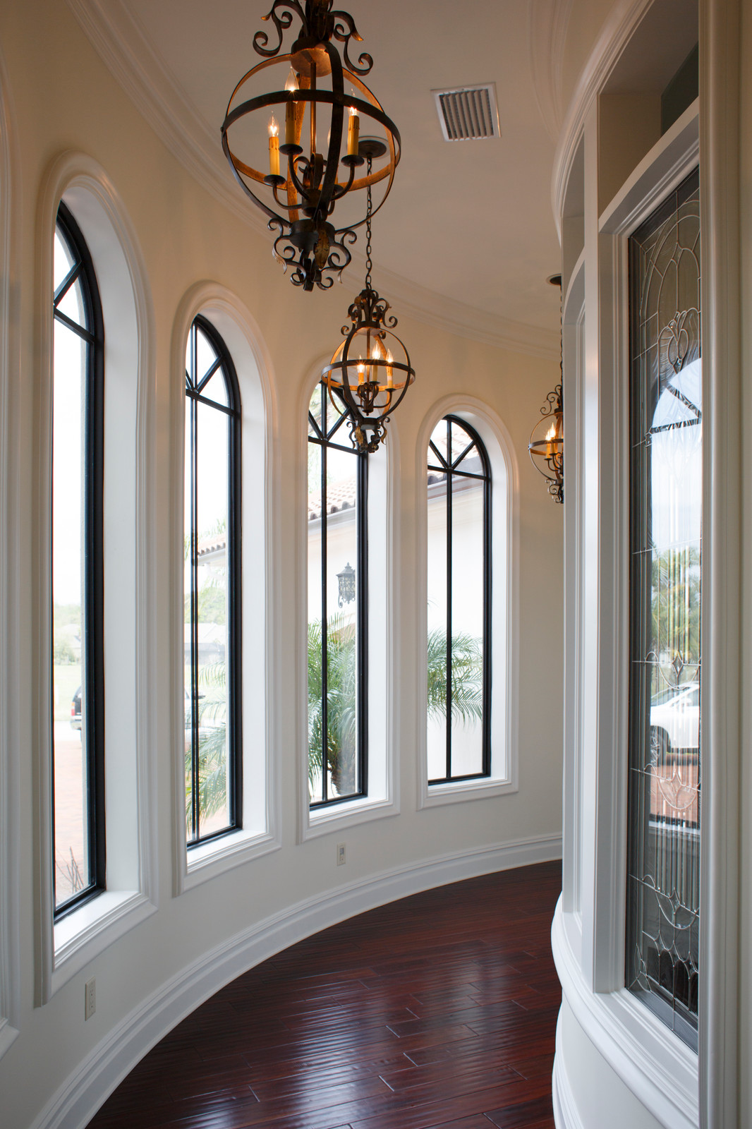 Не квадрат: Какие шторы подойдут окну арочной формы