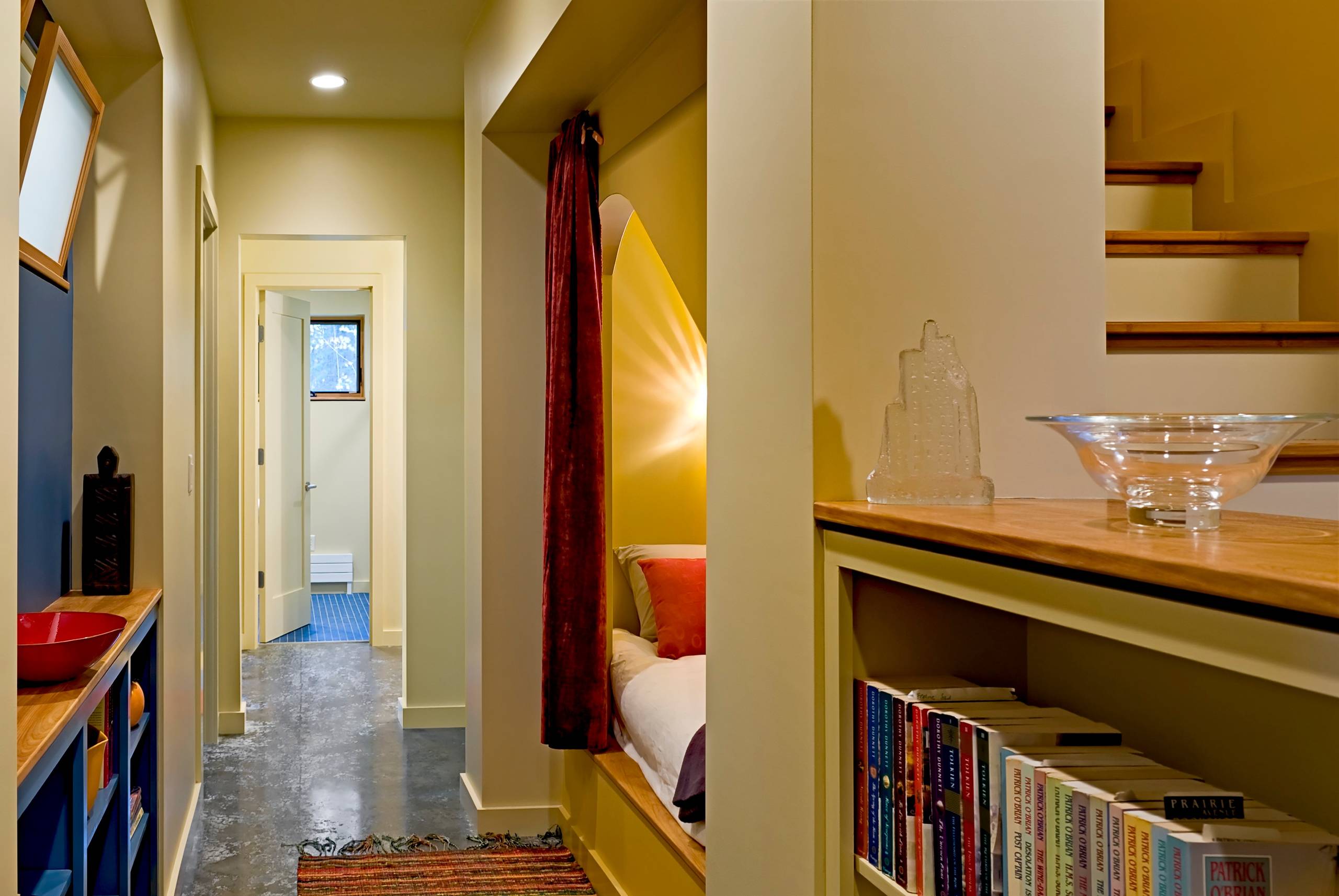 Шаг за шагом: 14 вариантов оформления пространства под лестницей