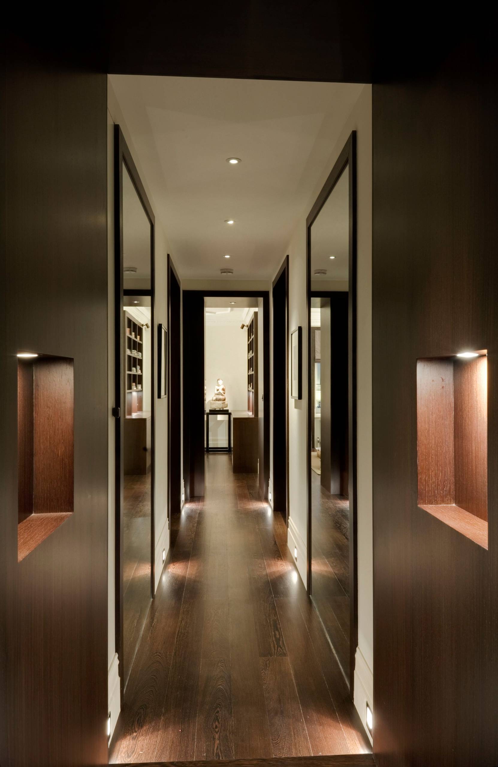 Раздвигая пространство: 13 проверенных способов сделать коридор светлее