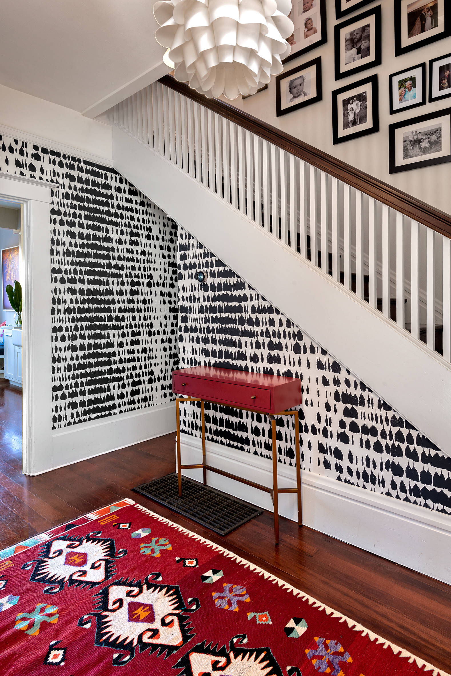 Просто фото: Ой, у вас обои в пятнах