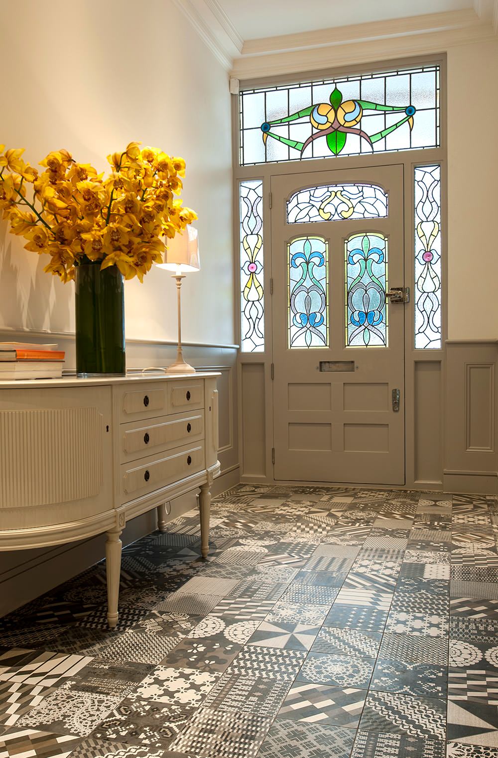 Раздвигая пространство: 13 проверенных способов сделать коридор светлее