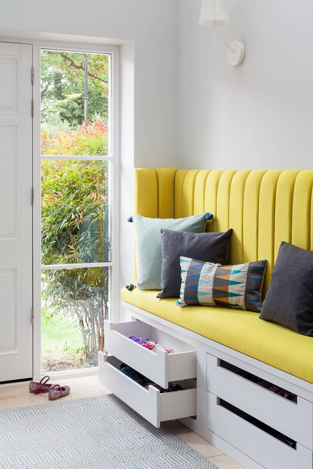 Как выжить в квартире с крошечной или не существующей прихожей