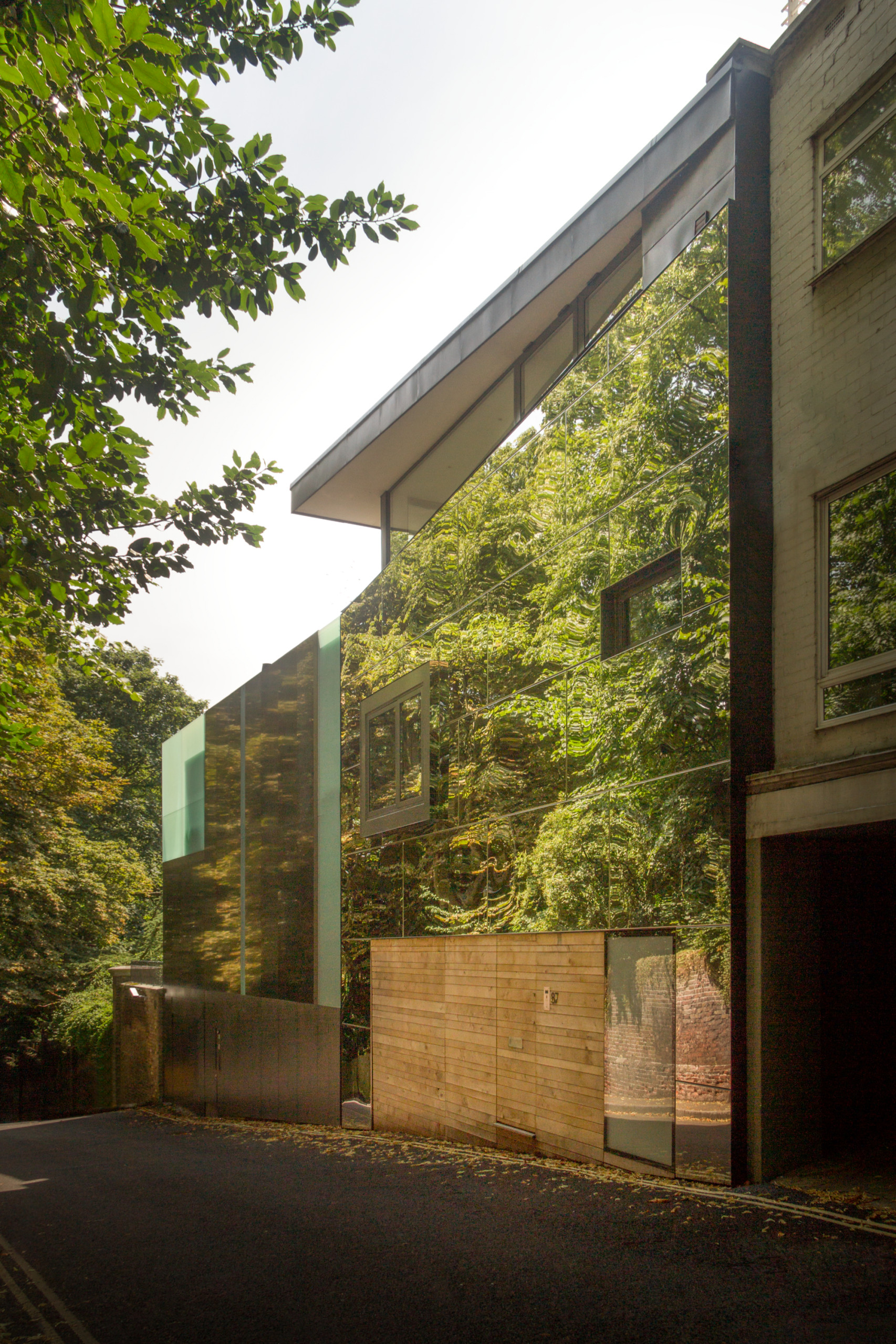 Прогулка на диване: Необычные дома мира с зеркальными фасадами