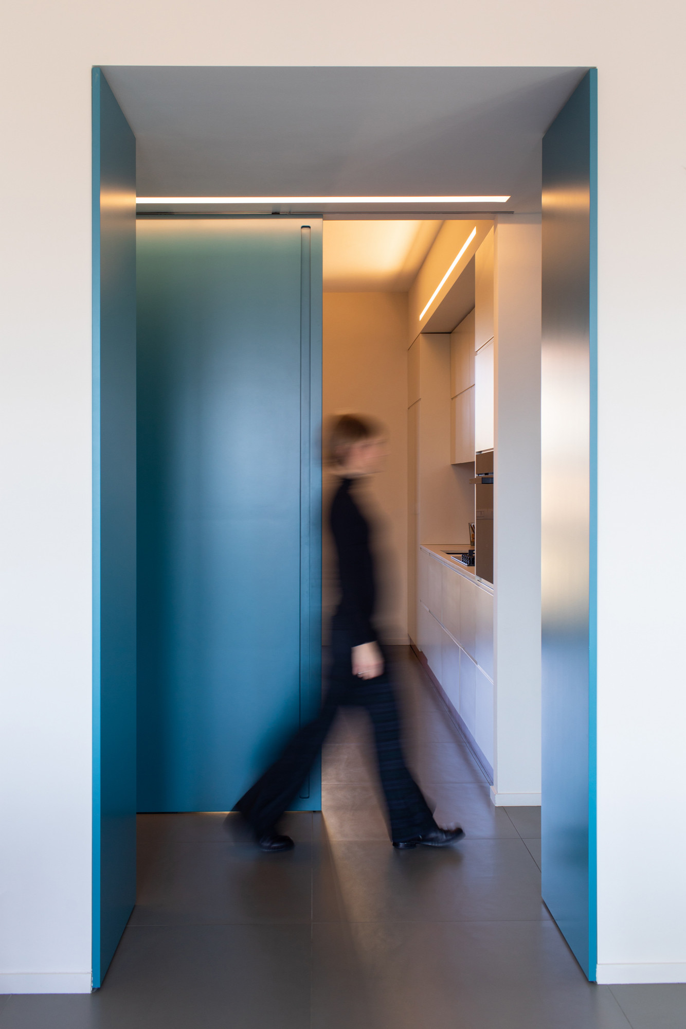 Houzz Италия: Квартира со шкафом-воронкой в прихожей