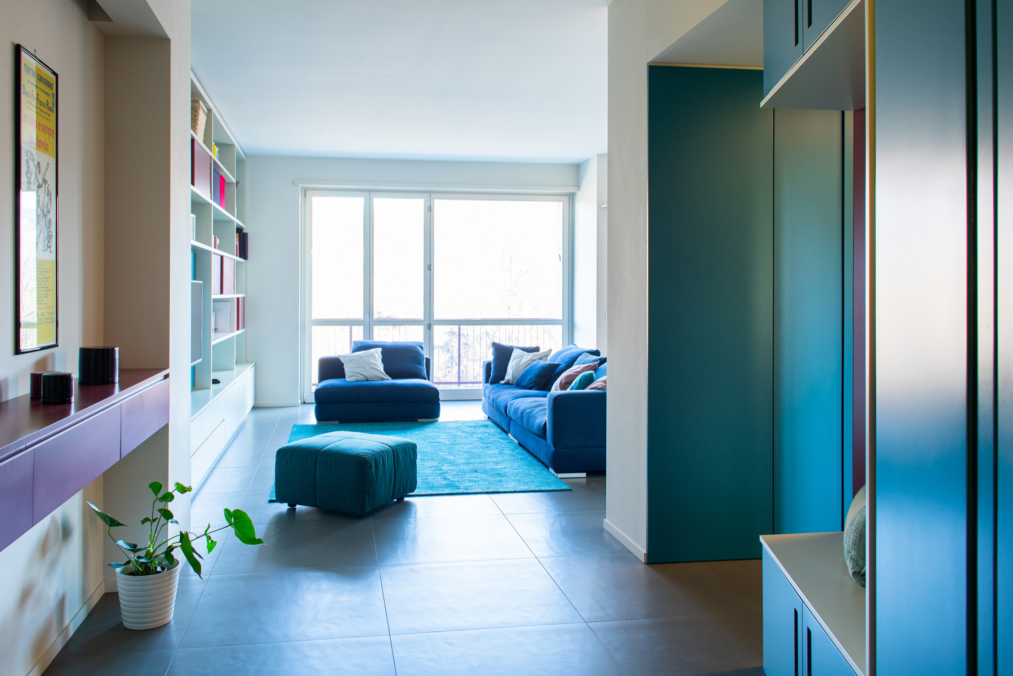 Houzz Италия: Квартира со шкафом-воронкой в прихожей